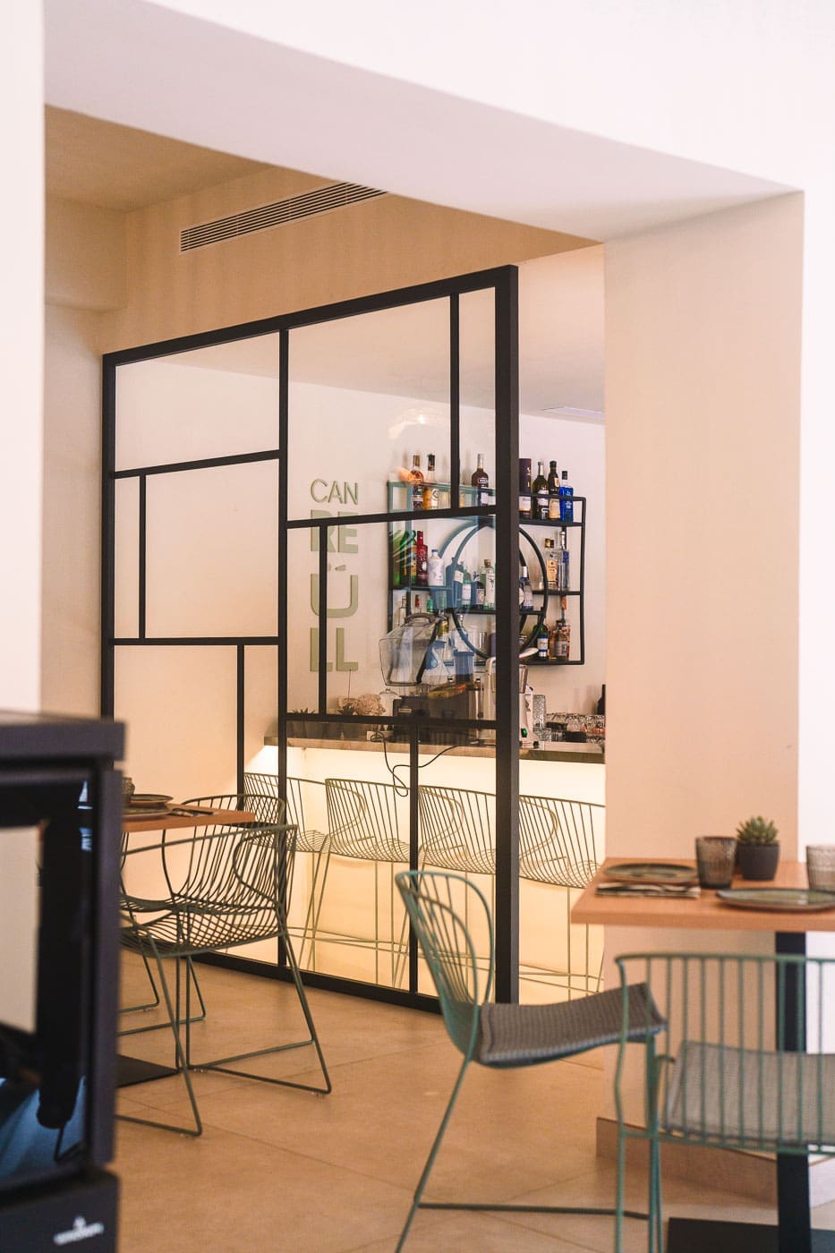 Mallorca2024 089 | Die Mallorca Nebensaison ist so viel mehr als nur Ballermann, Schinkenstraße und Party-Tourismus! Wie ist das bei euch? Habt ihr bei Mallorca auch zuerst die überfüllten Strände und lauten Bars im Kopf? Dann lasst euch von uns auf eine Reise mitnehmen, die euer Bild von der Lieblingsinsel der Deutschen komplett verändern wird. Wir waren nun schon mehrfach dort und haben bei jedem Besuch tiefere Einblicke in die echte und authentische Seite dieser fantastischen Insel bekommen. Und ganz wichtig: Wir reisen immer in der Mallorca Nebensaison!&nbsp;Das ist der Schlüssel, um die versteckten Schätze wirklich zu erleben.&nbsp; Wir zeigen euch unsere persönlichen Geheimtipps für Restaurants, charmante Orte und einzigartige Läden fernab vom Trubel. Jetzt geht's also los mit jeder Menge Genuss und vielen tollen Erlebnissen.