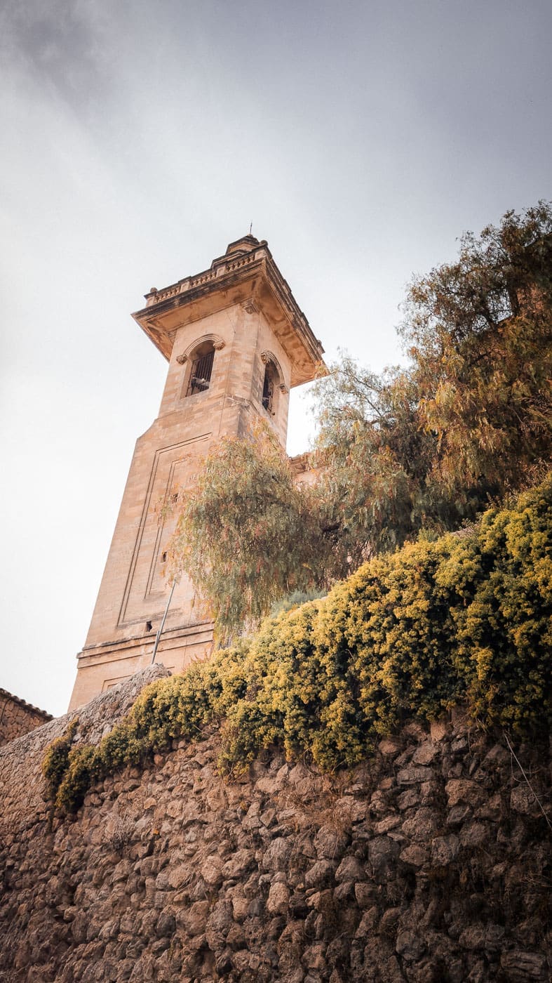 Mallorca2024 099 | Die Mallorca Nebensaison ist so viel mehr als nur Ballermann, Schinkenstraße und Party-Tourismus! Wie ist das bei euch? Habt ihr bei Mallorca auch zuerst die überfüllten Strände und lauten Bars im Kopf? Dann lasst euch von uns auf eine Reise mitnehmen, die euer Bild von der Lieblingsinsel der Deutschen komplett verändern wird. Wir waren nun schon mehrfach dort und haben bei jedem Besuch tiefere Einblicke in die echte und authentische Seite dieser fantastischen Insel bekommen. Und ganz wichtig: Wir reisen immer in der Mallorca Nebensaison!&nbsp;Das ist der Schlüssel, um die versteckten Schätze wirklich zu erleben.&nbsp; Wir zeigen euch unsere persönlichen Geheimtipps für Restaurants, charmante Orte und einzigartige Läden fernab vom Trubel. Jetzt geht's also los mit jeder Menge Genuss und vielen tollen Erlebnissen.