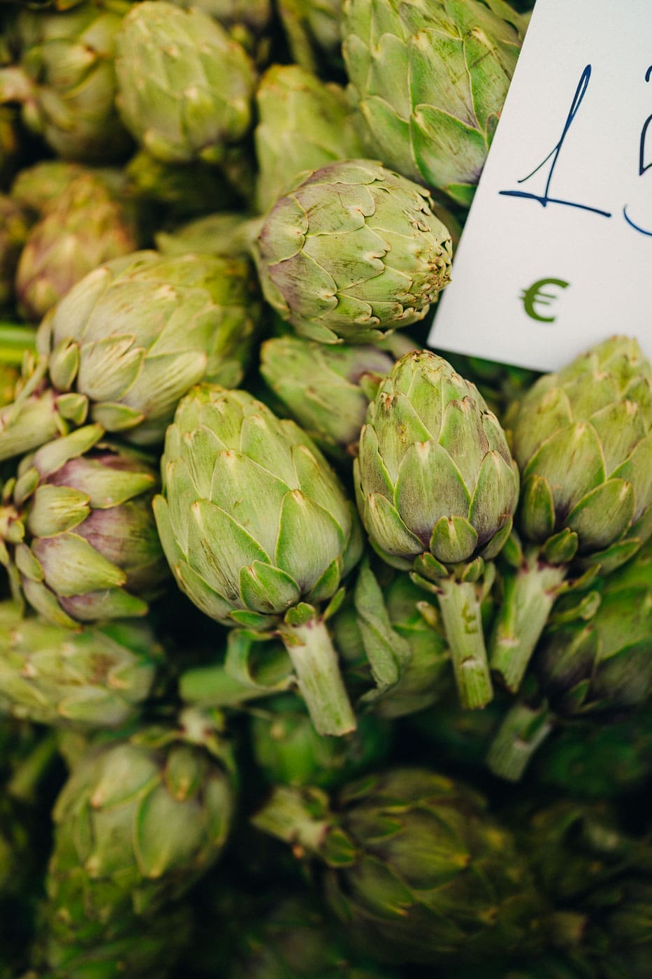 Mallorca2024 104 | Die Mallorca Nebensaison ist so viel mehr als nur Ballermann, Schinkenstraße und Party-Tourismus! Wie ist das bei euch? Habt ihr bei Mallorca auch zuerst die überfüllten Strände und lauten Bars im Kopf? Dann lasst euch von uns auf eine Reise mitnehmen, die euer Bild von der Lieblingsinsel der Deutschen komplett verändern wird. Wir waren nun schon mehrfach dort und haben bei jedem Besuch tiefere Einblicke in die echte und authentische Seite dieser fantastischen Insel bekommen. Und ganz wichtig: Wir reisen immer in der Mallorca Nebensaison!&nbsp;Das ist der Schlüssel, um die versteckten Schätze wirklich zu erleben.&nbsp; Wir zeigen euch unsere persönlichen Geheimtipps für Restaurants, charmante Orte und einzigartige Läden fernab vom Trubel. Jetzt geht's also los mit jeder Menge Genuss und vielen tollen Erlebnissen.