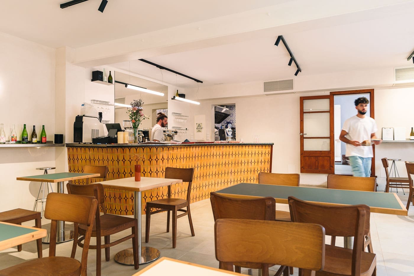 Mallorca2024 119 | Die Mallorca Nebensaison ist so viel mehr als nur Ballermann, Schinkenstraße und Party-Tourismus! Wie ist das bei euch? Habt ihr bei Mallorca auch zuerst die überfüllten Strände und lauten Bars im Kopf? Dann lasst euch von uns auf eine Reise mitnehmen, die euer Bild von der Lieblingsinsel der Deutschen komplett verändern wird. Wir waren nun schon mehrfach dort und haben bei jedem Besuch tiefere Einblicke in die echte und authentische Seite dieser fantastischen Insel bekommen. Und ganz wichtig: Wir reisen immer in der Mallorca Nebensaison!&nbsp;Das ist der Schlüssel, um die versteckten Schätze wirklich zu erleben.&nbsp; Wir zeigen euch unsere persönlichen Geheimtipps für Restaurants, charmante Orte und einzigartige Läden fernab vom Trubel. Jetzt geht's also los mit jeder Menge Genuss und vielen tollen Erlebnissen.