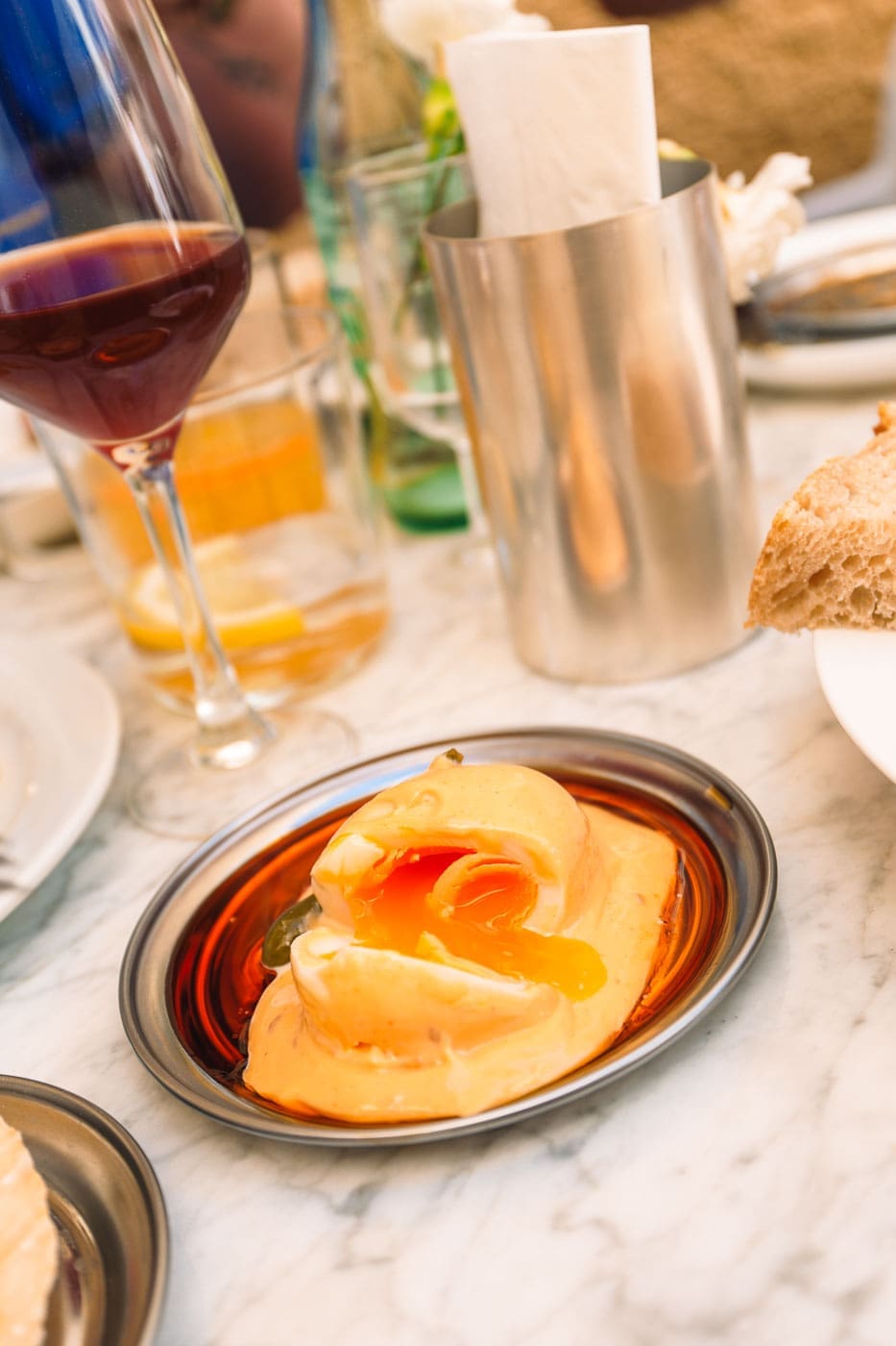 Mallorca2024 124 | Die Mallorca Nebensaison ist so viel mehr als nur Ballermann, Schinkenstraße und Party-Tourismus! Wie ist das bei euch? Habt ihr bei Mallorca auch zuerst die überfüllten Strände und lauten Bars im Kopf? Dann lasst euch von uns auf eine Reise mitnehmen, die euer Bild von der Lieblingsinsel der Deutschen komplett verändern wird. Wir waren nun schon mehrfach dort und haben bei jedem Besuch tiefere Einblicke in die echte und authentische Seite dieser fantastischen Insel bekommen. Und ganz wichtig: Wir reisen immer in der Mallorca Nebensaison!&nbsp;Das ist der Schlüssel, um die versteckten Schätze wirklich zu erleben.&nbsp; Wir zeigen euch unsere persönlichen Geheimtipps für Restaurants, charmante Orte und einzigartige Läden fernab vom Trubel. Jetzt geht's also los mit jeder Menge Genuss und vielen tollen Erlebnissen.