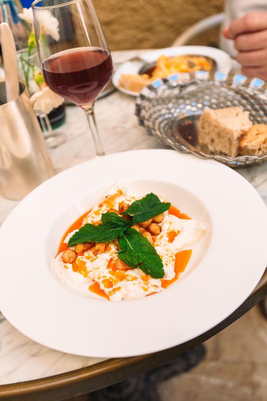 Mallorca2024 126 | Die Mallorca Nebensaison ist so viel mehr als nur Ballermann, Schinkenstraße und Party-Tourismus! Wie ist das bei euch? Habt ihr bei Mallorca auch zuerst die überfüllten Strände und lauten Bars im Kopf? Dann lasst euch von uns auf eine Reise mitnehmen, die euer Bild von der Lieblingsinsel der Deutschen komplett verändern wird. Wir waren nun schon mehrfach dort und haben bei jedem Besuch tiefere Einblicke in die echte und authentische Seite dieser fantastischen Insel bekommen. Und ganz wichtig: Wir reisen immer in der Mallorca Nebensaison!&nbsp;Das ist der Schlüssel, um die versteckten Schätze wirklich zu erleben.&nbsp; Wir zeigen euch unsere persönlichen Geheimtipps für Restaurants, charmante Orte und einzigartige Läden fernab vom Trubel. Jetzt geht's also los mit jeder Menge Genuss und vielen tollen Erlebnissen.