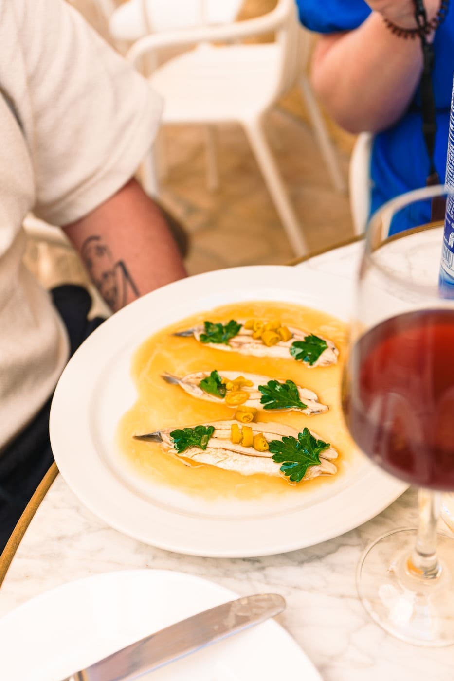 Mallorca2024 127 | Die Mallorca Nebensaison ist so viel mehr als nur Ballermann, Schinkenstraße und Party-Tourismus! Wie ist das bei euch? Habt ihr bei Mallorca auch zuerst die überfüllten Strände und lauten Bars im Kopf? Dann lasst euch von uns auf eine Reise mitnehmen, die euer Bild von der Lieblingsinsel der Deutschen komplett verändern wird. Wir waren nun schon mehrfach dort und haben bei jedem Besuch tiefere Einblicke in die echte und authentische Seite dieser fantastischen Insel bekommen. Und ganz wichtig: Wir reisen immer in der Mallorca Nebensaison!&nbsp;Das ist der Schlüssel, um die versteckten Schätze wirklich zu erleben.&nbsp; Wir zeigen euch unsere persönlichen Geheimtipps für Restaurants, charmante Orte und einzigartige Läden fernab vom Trubel. Jetzt geht's also los mit jeder Menge Genuss und vielen tollen Erlebnissen.