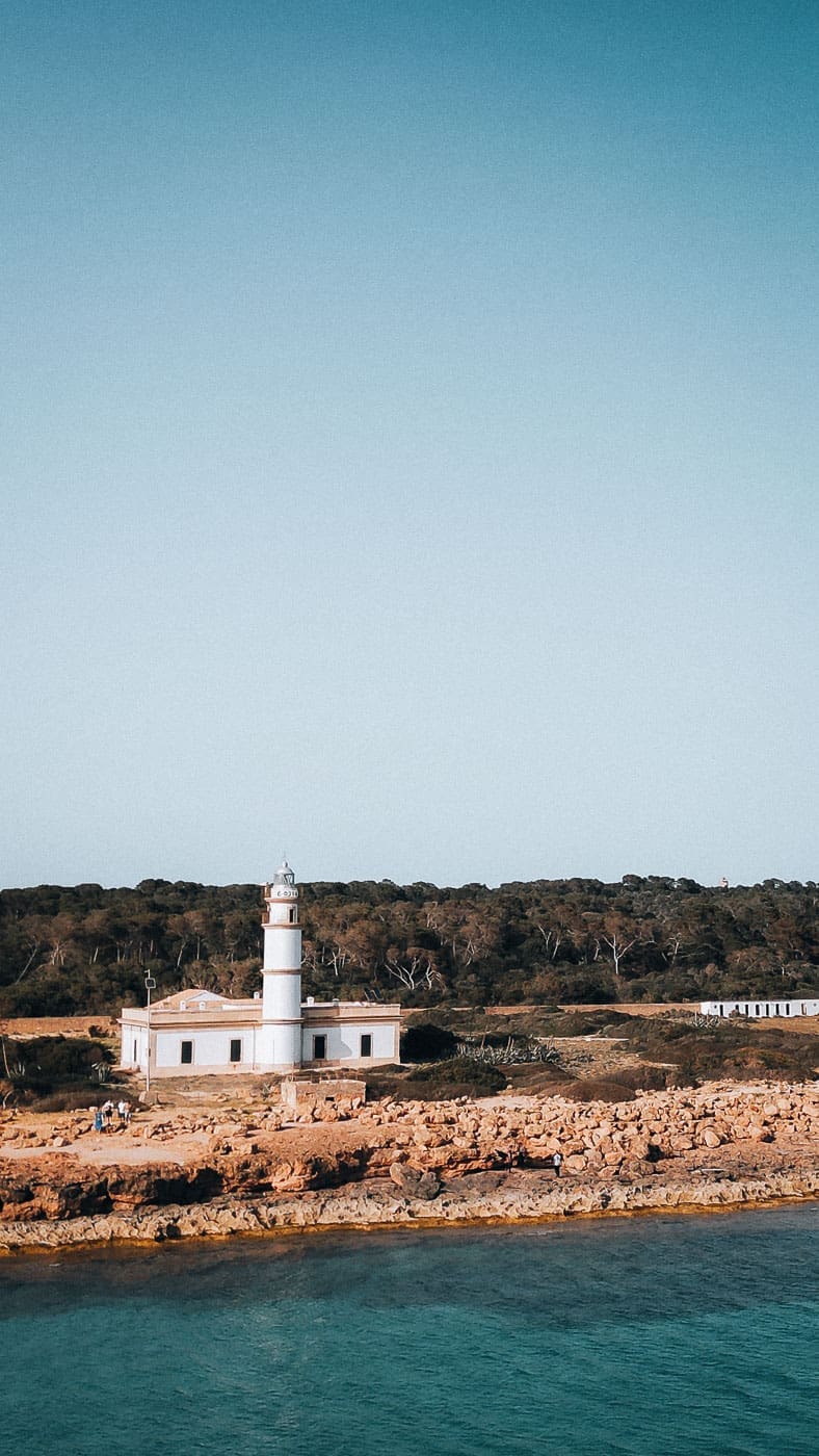 Mallorca2024 142 | Die Mallorca Nebensaison ist so viel mehr als nur Ballermann, Schinkenstraße und Party-Tourismus! Wie ist das bei euch? Habt ihr bei Mallorca auch zuerst die überfüllten Strände und lauten Bars im Kopf? Dann lasst euch von uns auf eine Reise mitnehmen, die euer Bild von der Lieblingsinsel der Deutschen komplett verändern wird. Wir waren nun schon mehrfach dort und haben bei jedem Besuch tiefere Einblicke in die echte und authentische Seite dieser fantastischen Insel bekommen. Und ganz wichtig: Wir reisen immer in der Mallorca Nebensaison!&nbsp;Das ist der Schlüssel, um die versteckten Schätze wirklich zu erleben.&nbsp; Wir zeigen euch unsere persönlichen Geheimtipps für Restaurants, charmante Orte und einzigartige Läden fernab vom Trubel. Jetzt geht's also los mit jeder Menge Genuss und vielen tollen Erlebnissen.