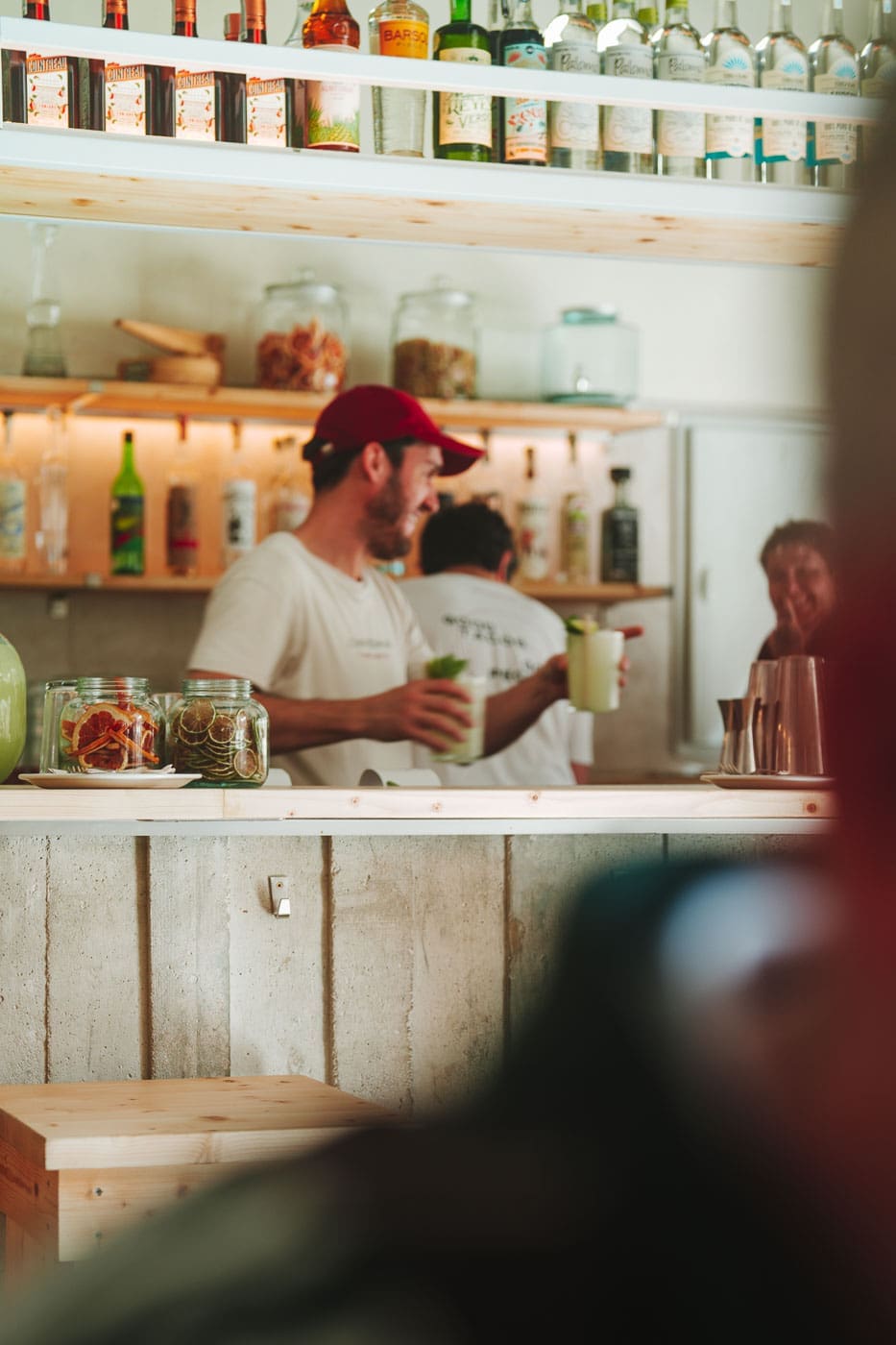 Mallorca2025 022 | Die Mallorca Nebensaison ist so viel mehr als nur Ballermann, Schinkenstraße und Party-Tourismus! Wie ist das bei euch? Habt ihr bei Mallorca auch zuerst die überfüllten Strände und lauten Bars im Kopf? Dann lasst euch von uns auf eine Reise mitnehmen, die euer Bild von der Lieblingsinsel der Deutschen komplett verändern wird. Wir waren nun schon mehrfach dort und haben bei jedem Besuch tiefere Einblicke in die echte und authentische Seite dieser fantastischen Insel bekommen. Und ganz wichtig: Wir reisen immer in der Mallorca Nebensaison!&nbsp;Das ist der Schlüssel, um die versteckten Schätze wirklich zu erleben.&nbsp; Wir zeigen euch unsere persönlichen Geheimtipps für Restaurants, charmante Orte und einzigartige Läden fernab vom Trubel. Jetzt geht's also los mit jeder Menge Genuss und vielen tollen Erlebnissen.