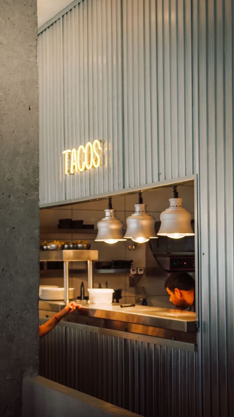 Mallorca2025 052 | Die Mallorca Nebensaison ist so viel mehr als nur Ballermann, Schinkenstraße und Party-Tourismus! Wie ist das bei euch? Habt ihr bei Mallorca auch zuerst die überfüllten Strände und lauten Bars im Kopf? Dann lasst euch von uns auf eine Reise mitnehmen, die euer Bild von der Lieblingsinsel der Deutschen komplett verändern wird. Wir waren nun schon mehrfach dort und haben bei jedem Besuch tiefere Einblicke in die echte und authentische Seite dieser fantastischen Insel bekommen. Und ganz wichtig: Wir reisen immer in der Mallorca Nebensaison!&nbsp;Das ist der Schlüssel, um die versteckten Schätze wirklich zu erleben.&nbsp; Wir zeigen euch unsere persönlichen Geheimtipps für Restaurants, charmante Orte und einzigartige Läden fernab vom Trubel. Jetzt geht's also los mit jeder Menge Genuss und vielen tollen Erlebnissen.