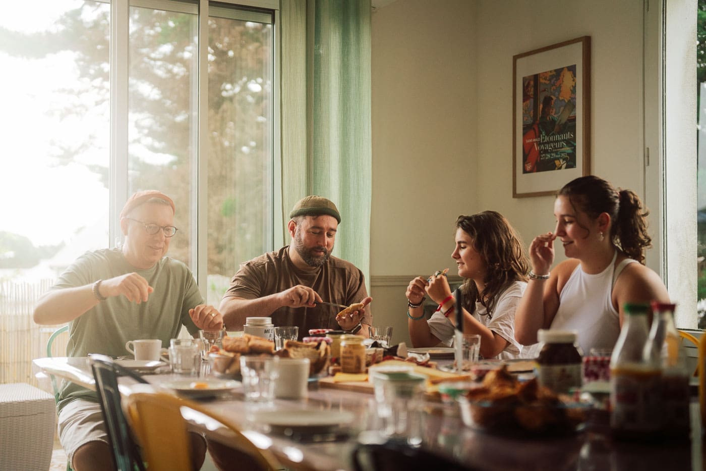 Familienfrühstück im Ferienhaus in der Bretagne