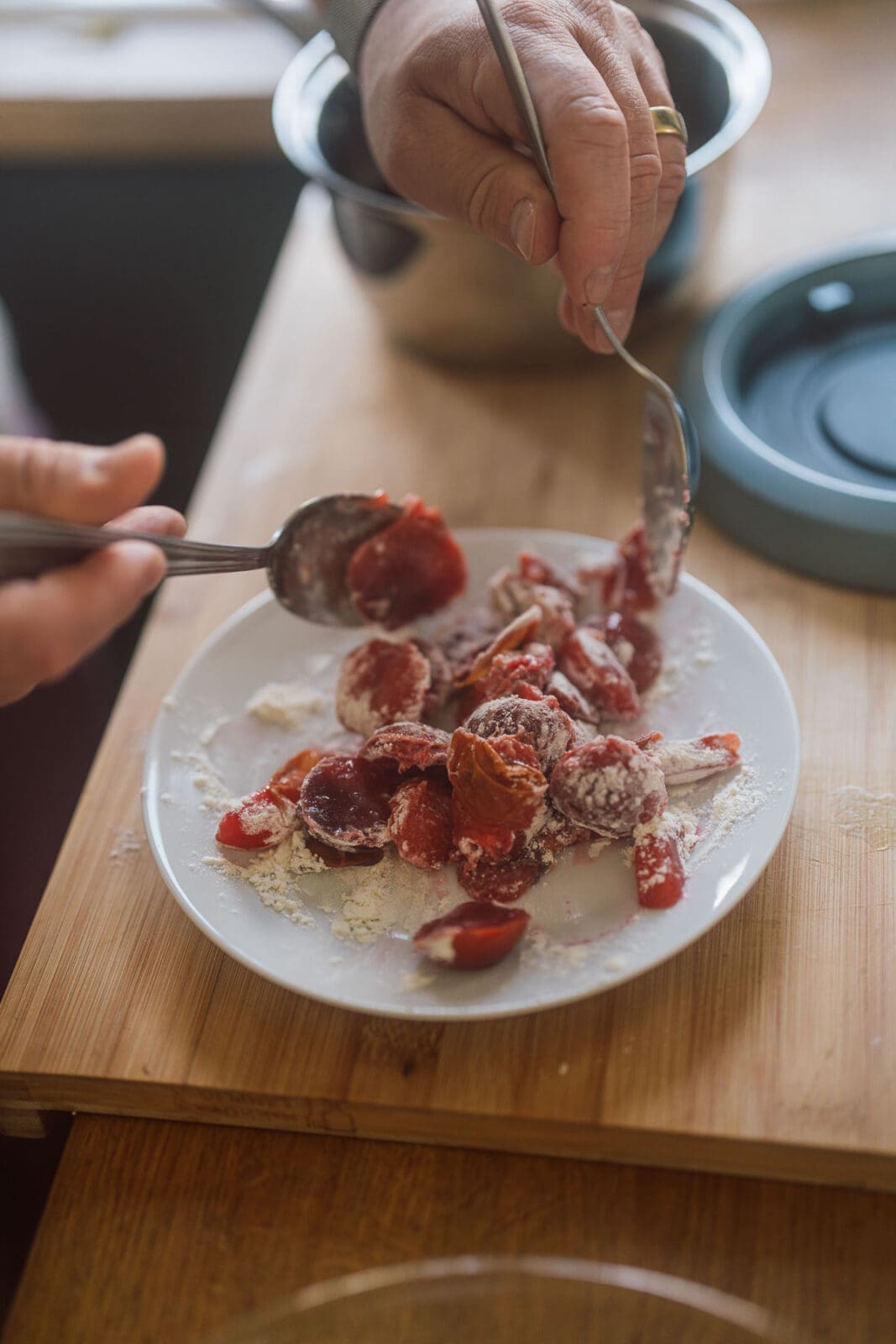 Unser Far Breton Rezept. Bretonischer Pflaumenkuchen, mit frischen oder Trockenpflaumen in Armagnac. Saftig, simpel, zum Verlieben.