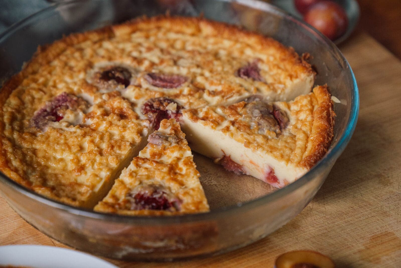 Unser Far Breton Rezept. Bretonischer Pflaumenkuchen, mit frischen oder Trockenpflaumen in Armagnac. Saftig, simpel, zum Verlieben.