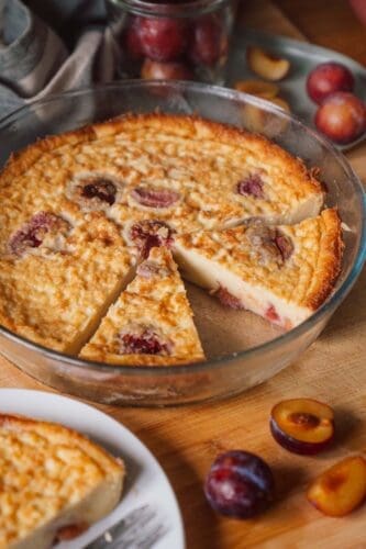 Unser Far Breton Rezept. Bretonischer Pflaumenkuchen, mit frischen oder Trockenpflaumen in Armagnac. Saftig, simpel, zum Verlieben.