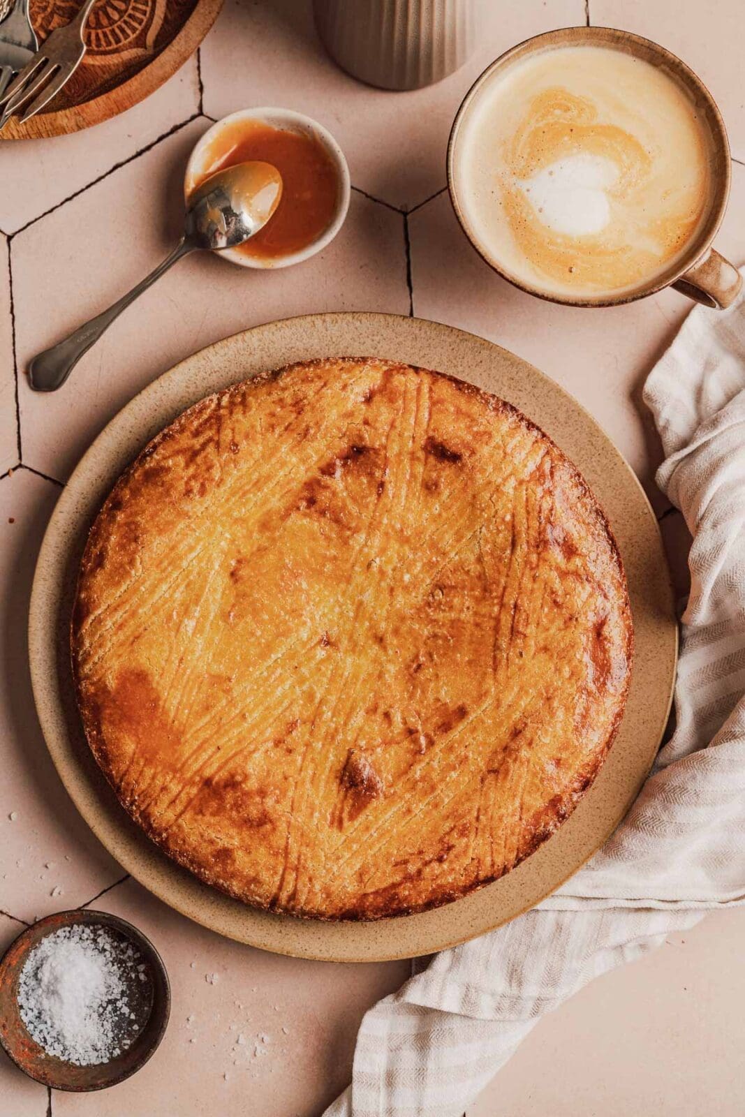 Gâteau Breton Rezept | Mit Salzkaramell wie in der Bretagne 8 Unser Gâteau Breton Rezept: typisch bretonischer Butterkuchen, mürb & weich. Mit Salzkaramell gefüllt – wie in der Bretagne!