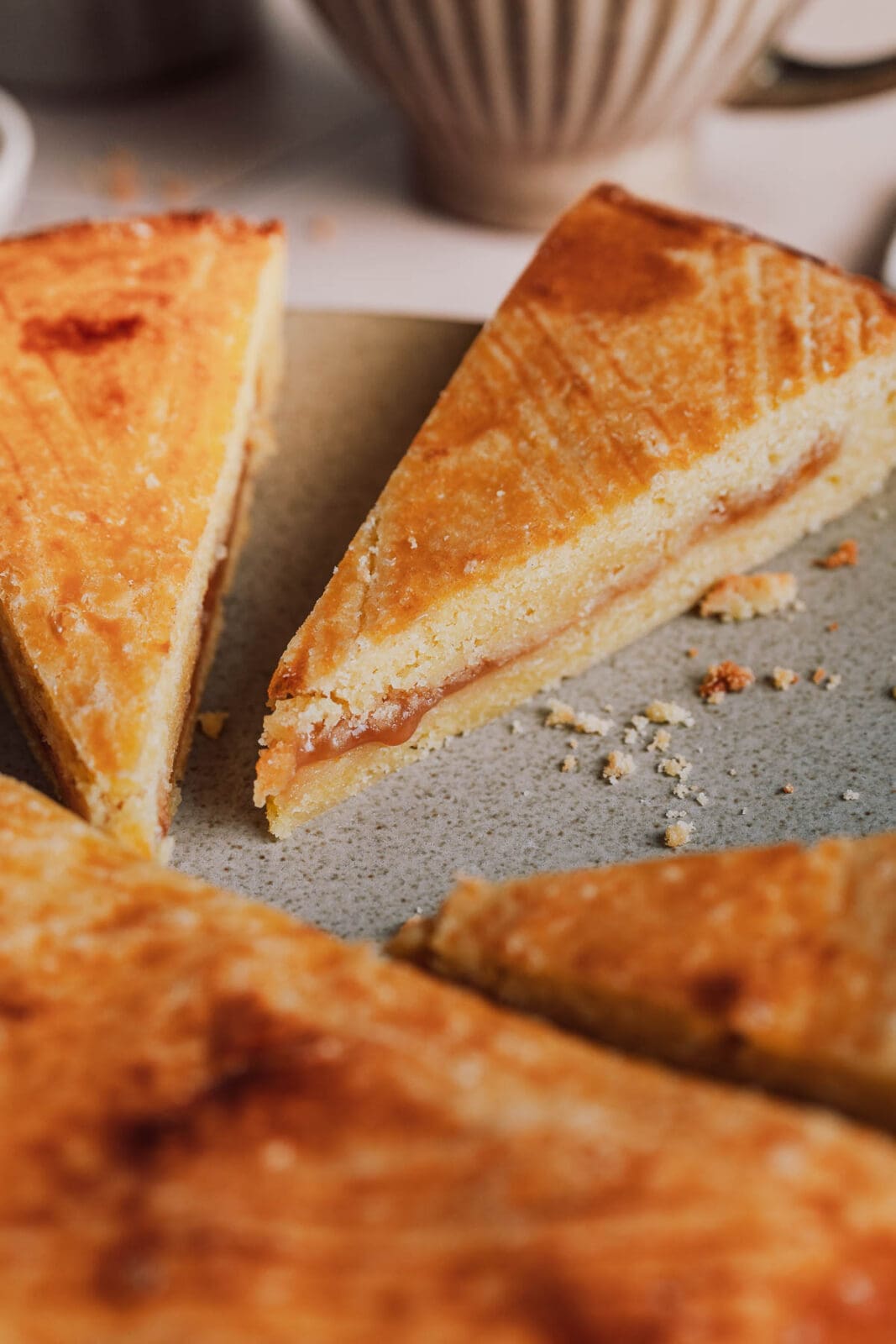 Gâteau Breton Rezept | Mit Salzkaramell wie in der Bretagne 10 Unser Gâteau Breton Rezept: typisch bretonischer Butterkuchen, mürb & weich. Mit Salzkaramell gefüllt – wie in der Bretagne!