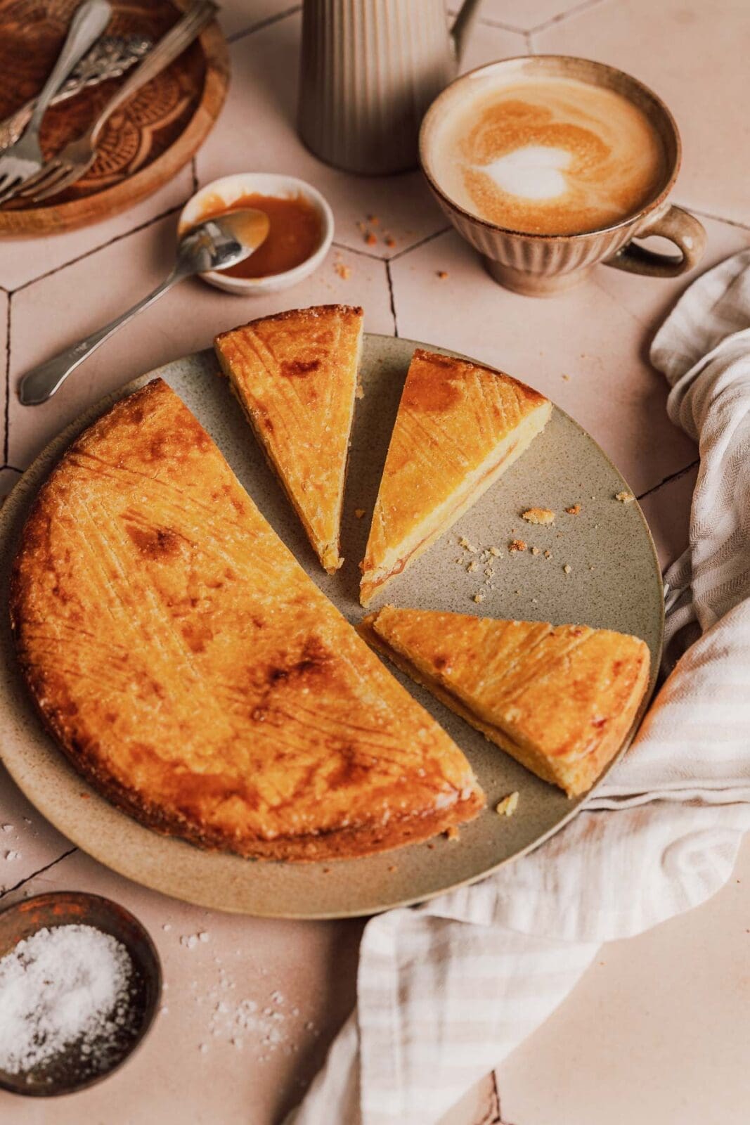 Unser Gâteau Breton Rezept: typisch bretonischer Butterkuchen, mürb & weich. Mit Salzkaramell gefüllt – wie in der Bretagne!