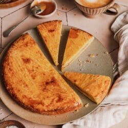 Unser Gâteau Breton Rezept: typisch bretonischer Butterkuchen, mürb & weich. Mit Salzkaramell gefüllt – wie in der Bretagne!