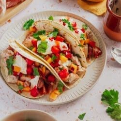 Hähnchen-Tacos mal anders. Zartes Hähnchen in knusprigem Parmaschinken g.U. trifft auf scharf-süße Melonensalsa. Müsst ihr ausprobieren!