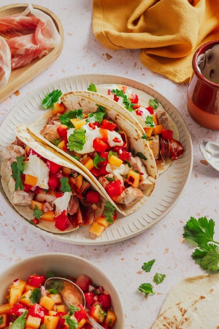 Hähnchen-Tacos mal anders. Zartes Hähnchen in knusprigem Parmaschinken g.U. trifft auf scharf-süße Melonensalsa. Müsst ihr ausprobieren!