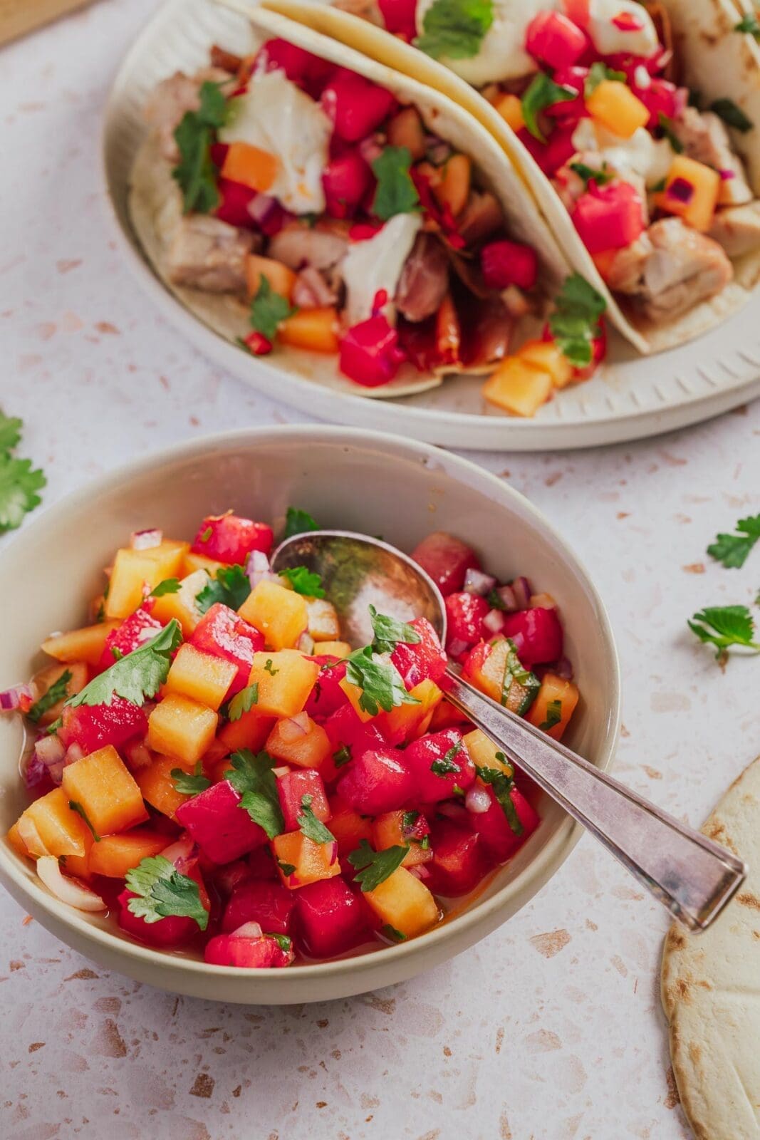 Hähnchen Tacos mal anders. Zartes Hähnchen in knusprigem Parmaschinken g.U. trifft auf scharf-süße Melonensalsa. Müsst ihr ausprobieren!