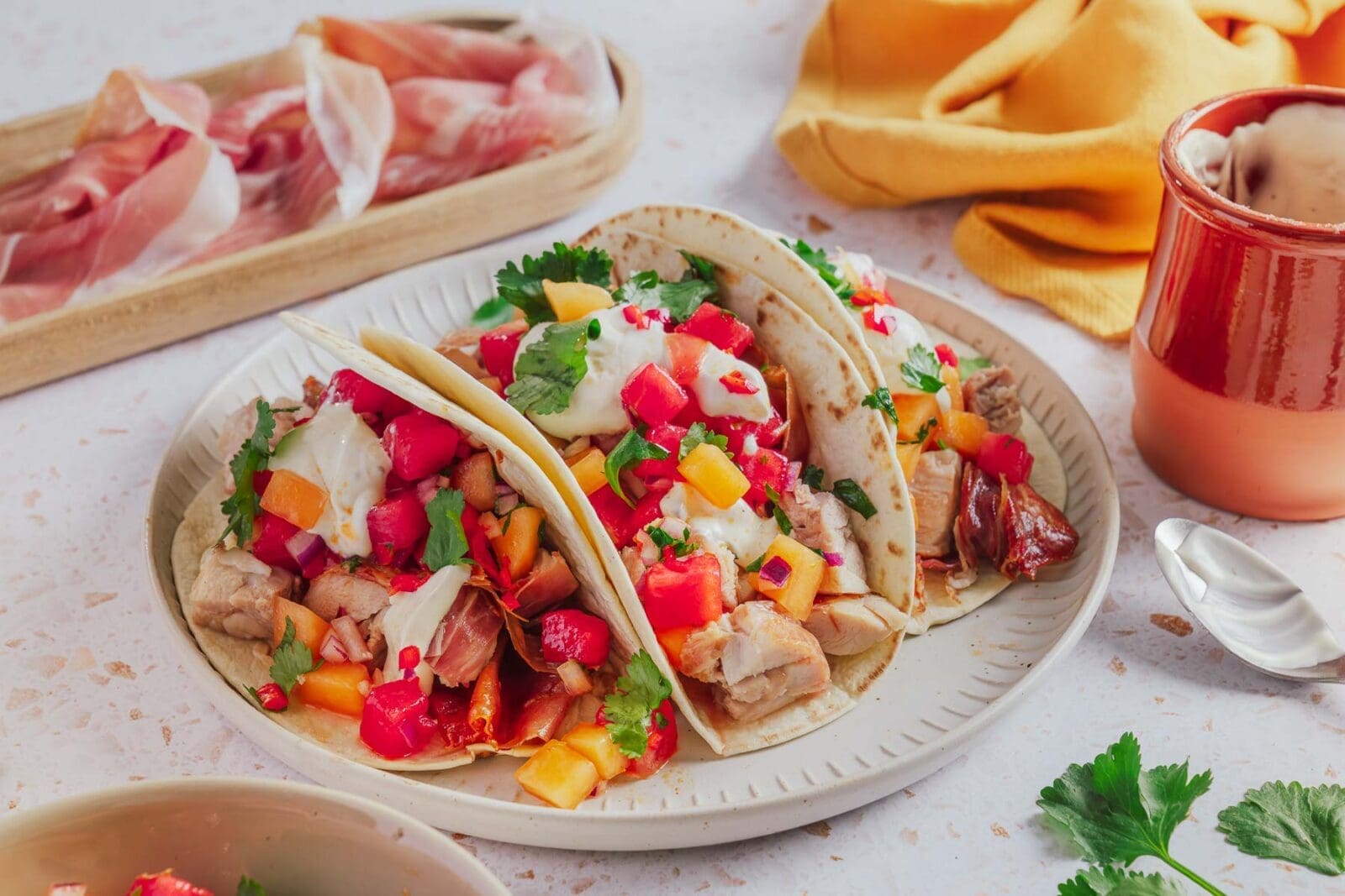 Hähnchen Tacos mal anders. Zartes Hähnchen in knusprigem Parmaschinken g.U. trifft auf scharf-süße Melonensalsa. Müsst ihr ausprobieren!