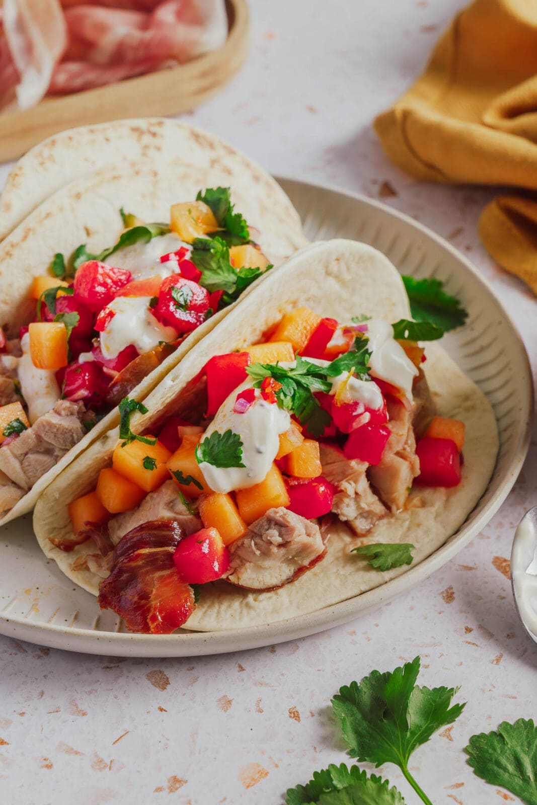 Hähnchen Tacos mal anders. Zartes Hähnchen in knusprigem Parmaschinken g.U. trifft auf scharf-süße Melonensalsa. Müsst ihr ausprobieren!
