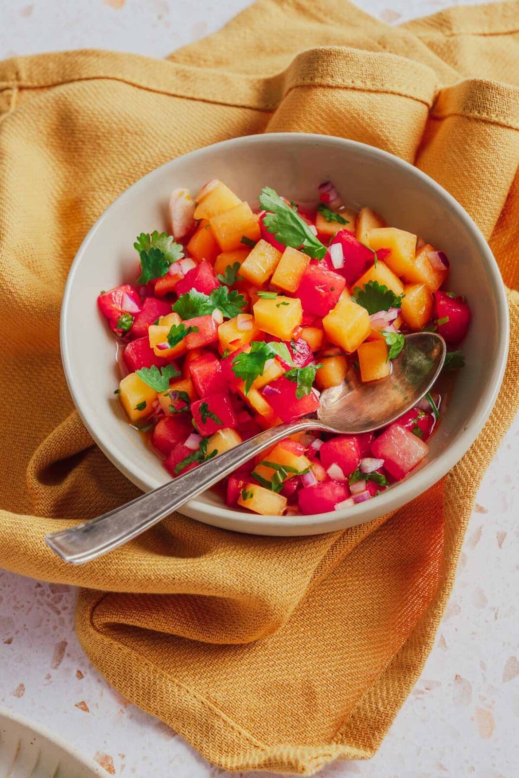 Hähnchen Tacos mal anders. Zartes Hähnchen in knusprigem Parmaschinken g.U. trifft auf scharf-süße Melonensalsa. Müsst ihr ausprobieren!