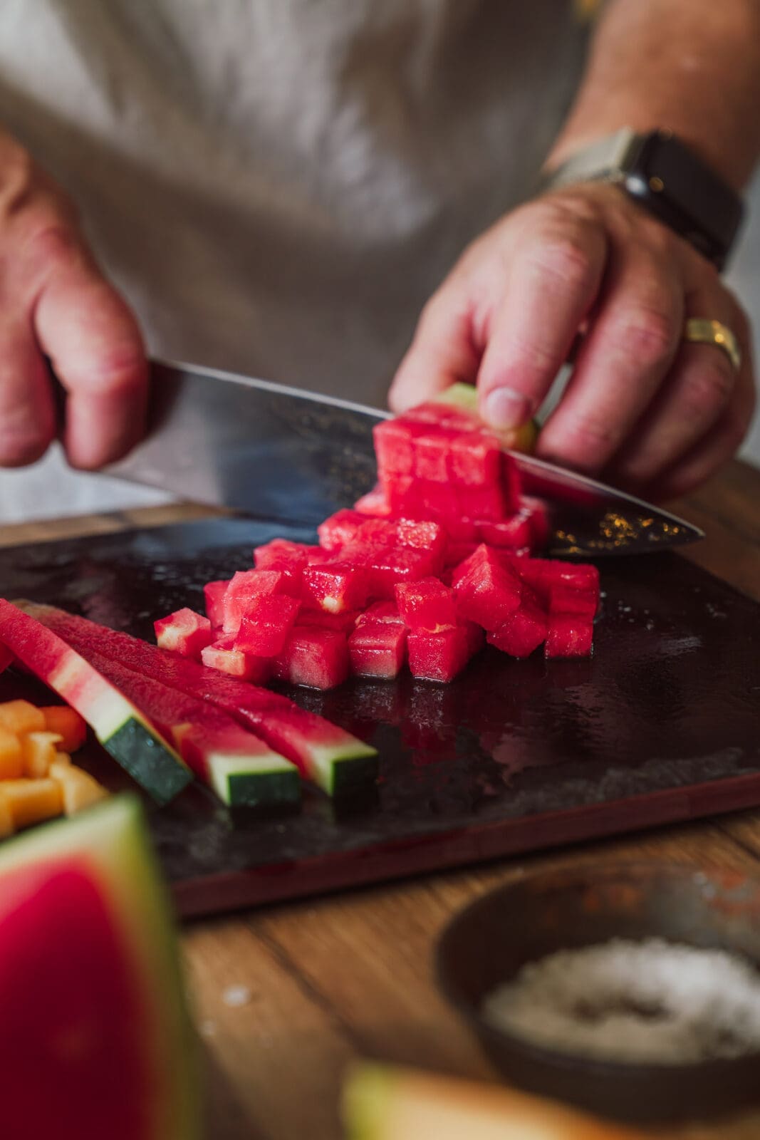 Hähnchen Tacos mal anders. Zartes Hähnchen in knusprigem Parmaschinken g.U. trifft auf scharf-süße Melonensalsa. Müsst ihr ausprobieren!