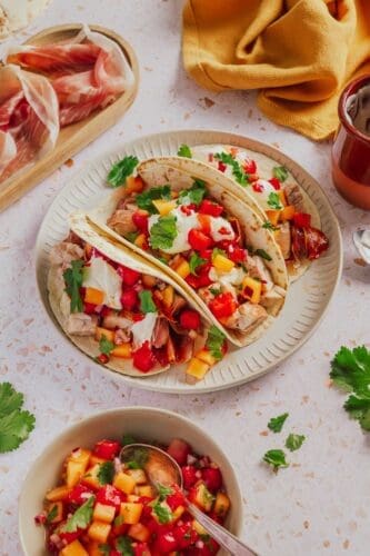 Hähnchen-Tacos mal anders. Zartes Hähnchen in knusprigem Parmaschinken g.U. trifft auf scharf-süße Melonensalsa. Müsst ihr ausprobieren!