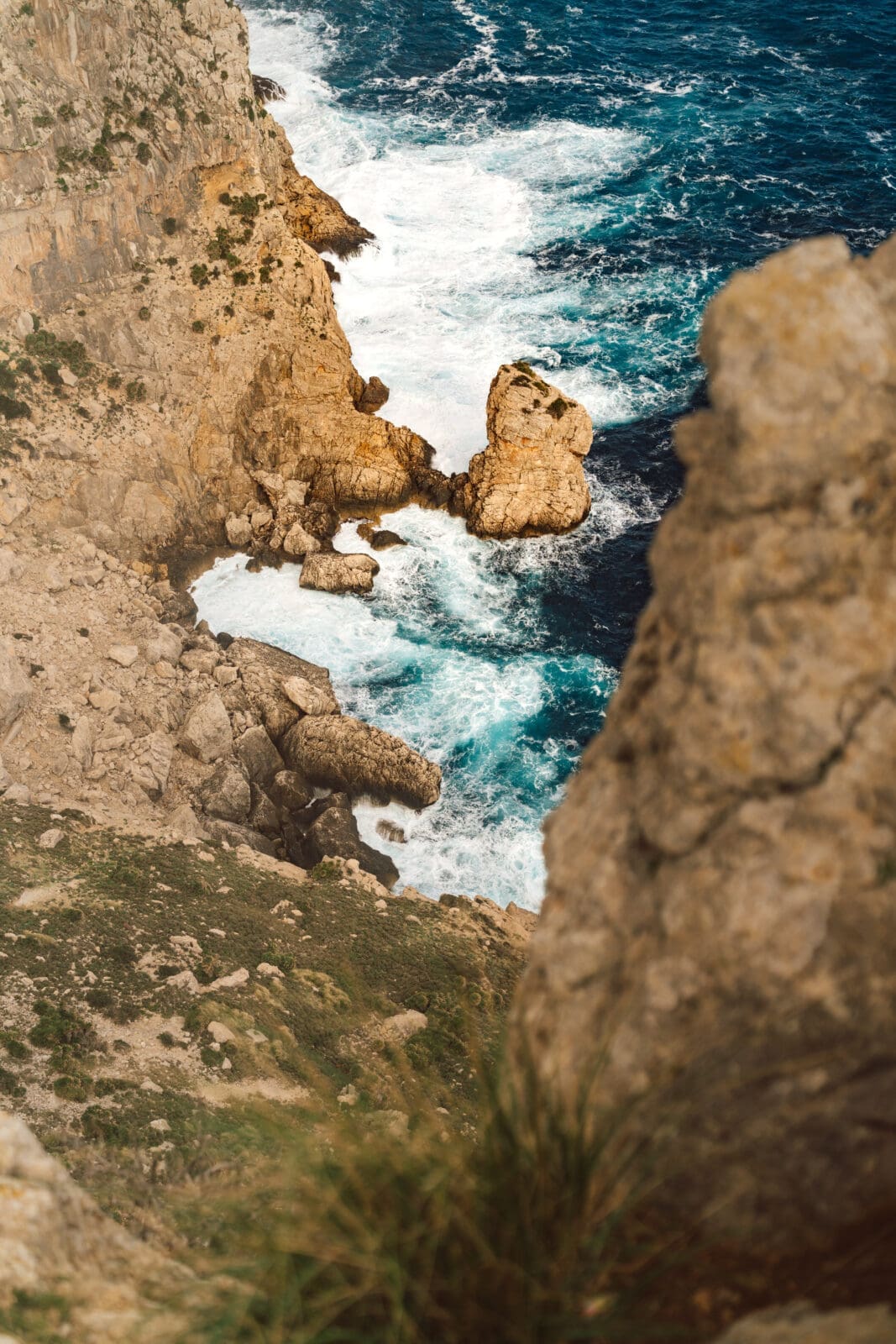 Malle 10 | Die Mallorca Nebensaison ist so viel mehr als nur Ballermann, Schinkenstraße und Party-Tourismus! Wie ist das bei euch? Habt ihr bei Mallorca auch zuerst die überfüllten Strände und lauten Bars im Kopf? Dann lasst euch von uns auf eine Reise mitnehmen, die euer Bild von der Lieblingsinsel der Deutschen komplett verändern wird. Wir waren nun schon mehrfach dort und haben bei jedem Besuch tiefere Einblicke in die echte und authentische Seite dieser fantastischen Insel bekommen. Und ganz wichtig: Wir reisen immer in der Mallorca Nebensaison!&nbsp;Das ist der Schlüssel, um die versteckten Schätze wirklich zu erleben.&nbsp; Wir zeigen euch unsere persönlichen Geheimtipps für Restaurants, charmante Orte und einzigartige Läden fernab vom Trubel. Jetzt geht's also los mit jeder Menge Genuss und vielen tollen Erlebnissen.