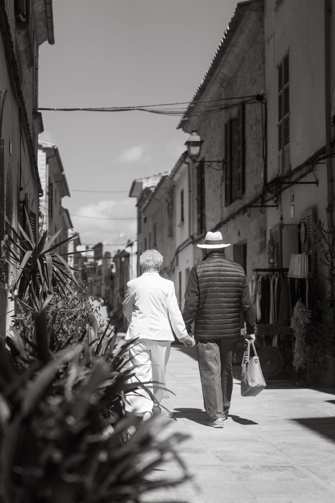 Malle 24 2 | Die Mallorca Nebensaison ist so viel mehr als nur Ballermann, Schinkenstraße und Party-Tourismus! Wie ist das bei euch? Habt ihr bei Mallorca auch zuerst die überfüllten Strände und lauten Bars im Kopf? Dann lasst euch von uns auf eine Reise mitnehmen, die euer Bild von der Lieblingsinsel der Deutschen komplett verändern wird. Wir waren nun schon mehrfach dort und haben bei jedem Besuch tiefere Einblicke in die echte und authentische Seite dieser fantastischen Insel bekommen. Und ganz wichtig: Wir reisen immer in der Mallorca Nebensaison!&nbsp;Das ist der Schlüssel, um die versteckten Schätze wirklich zu erleben.&nbsp; Wir zeigen euch unsere persönlichen Geheimtipps für Restaurants, charmante Orte und einzigartige Läden fernab vom Trubel. Jetzt geht's also los mit jeder Menge Genuss und vielen tollen Erlebnissen.