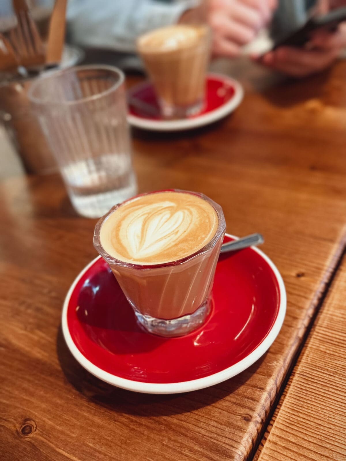 Mallorca Nebensaison cafe noti roesterei 1 | Die Mallorca Nebensaison ist so viel mehr als nur Ballermann, Schinkenstraße und Party-Tourismus! Wie ist das bei euch? Habt ihr bei Mallorca auch zuerst die überfüllten Strände und lauten Bars im Kopf? Dann lasst euch von uns auf eine Reise mitnehmen, die euer Bild von der Lieblingsinsel der Deutschen komplett verändern wird. Wir waren nun schon mehrfach dort und haben bei jedem Besuch tiefere Einblicke in die echte und authentische Seite dieser fantastischen Insel bekommen. Und ganz wichtig: Wir reisen immer in der Mallorca Nebensaison!&nbsp;Das ist der Schlüssel, um die versteckten Schätze wirklich zu erleben.&nbsp; Wir zeigen euch unsere persönlichen Geheimtipps für Restaurants, charmante Orte und einzigartige Läden fernab vom Trubel. Jetzt geht's also los mit jeder Menge Genuss und vielen tollen Erlebnissen.