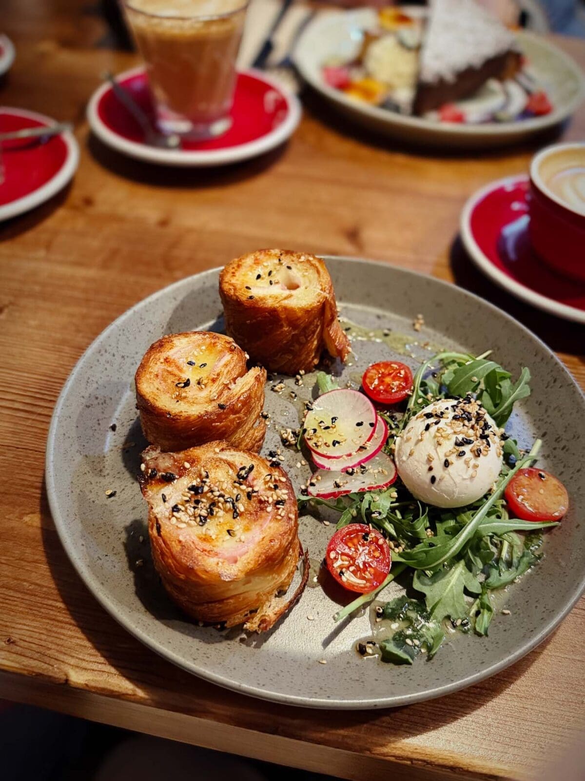 Mallorca Nebensaison cafe noti roesterei 2 | Die Mallorca Nebensaison ist so viel mehr als nur Ballermann, Schinkenstraße und Party-Tourismus! Wie ist das bei euch? Habt ihr bei Mallorca auch zuerst die überfüllten Strände und lauten Bars im Kopf? Dann lasst euch von uns auf eine Reise mitnehmen, die euer Bild von der Lieblingsinsel der Deutschen komplett verändern wird. Wir waren nun schon mehrfach dort und haben bei jedem Besuch tiefere Einblicke in die echte und authentische Seite dieser fantastischen Insel bekommen. Und ganz wichtig: Wir reisen immer in der Mallorca Nebensaison!&nbsp;Das ist der Schlüssel, um die versteckten Schätze wirklich zu erleben.&nbsp; Wir zeigen euch unsere persönlichen Geheimtipps für Restaurants, charmante Orte und einzigartige Läden fernab vom Trubel. Jetzt geht's also los mit jeder Menge Genuss und vielen tollen Erlebnissen.