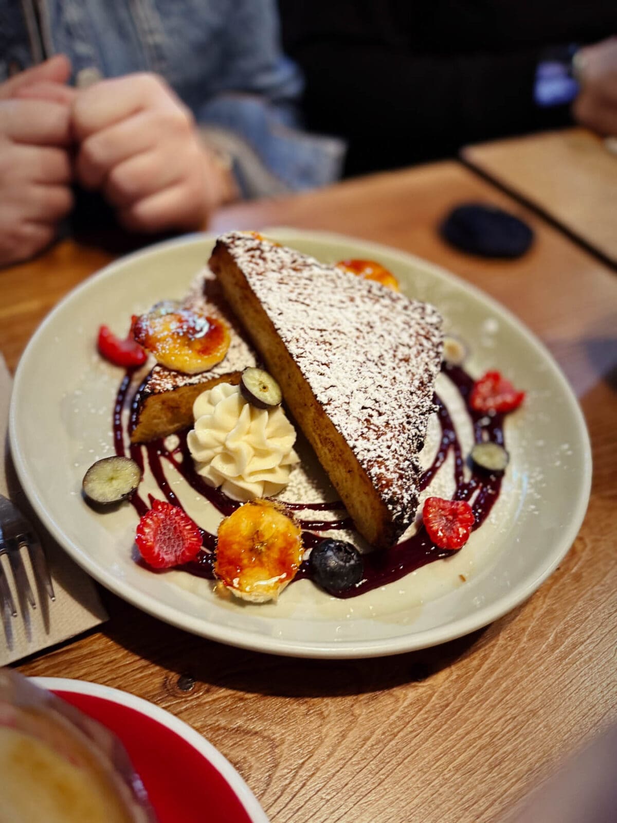 Mallorca Nebensaison cafe noti roesterei 4 | Die Mallorca Nebensaison ist so viel mehr als nur Ballermann, Schinkenstraße und Party-Tourismus! Wie ist das bei euch? Habt ihr bei Mallorca auch zuerst die überfüllten Strände und lauten Bars im Kopf? Dann lasst euch von uns auf eine Reise mitnehmen, die euer Bild von der Lieblingsinsel der Deutschen komplett verändern wird. Wir waren nun schon mehrfach dort und haben bei jedem Besuch tiefere Einblicke in die echte und authentische Seite dieser fantastischen Insel bekommen. Und ganz wichtig: Wir reisen immer in der Mallorca Nebensaison!&nbsp;Das ist der Schlüssel, um die versteckten Schätze wirklich zu erleben.&nbsp; Wir zeigen euch unsere persönlichen Geheimtipps für Restaurants, charmante Orte und einzigartige Läden fernab vom Trubel. Jetzt geht's also los mit jeder Menge Genuss und vielen tollen Erlebnissen.