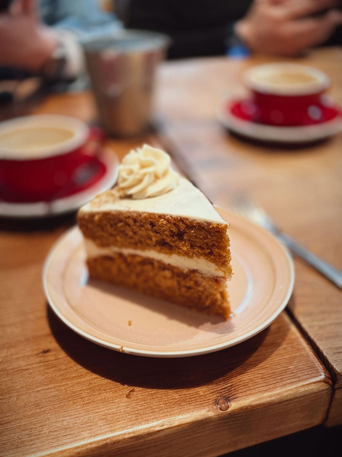 Mallorca Nebensaison cafe noti roesterei 6 | Die Mallorca Nebensaison ist so viel mehr als nur Ballermann, Schinkenstraße und Party-Tourismus! Wie ist das bei euch? Habt ihr bei Mallorca auch zuerst die überfüllten Strände und lauten Bars im Kopf? Dann lasst euch von uns auf eine Reise mitnehmen, die euer Bild von der Lieblingsinsel der Deutschen komplett verändern wird. Wir waren nun schon mehrfach dort und haben bei jedem Besuch tiefere Einblicke in die echte und authentische Seite dieser fantastischen Insel bekommen. Und ganz wichtig: Wir reisen immer in der Mallorca Nebensaison!&nbsp;Das ist der Schlüssel, um die versteckten Schätze wirklich zu erleben.&nbsp; Wir zeigen euch unsere persönlichen Geheimtipps für Restaurants, charmante Orte und einzigartige Läden fernab vom Trubel. Jetzt geht's also los mit jeder Menge Genuss und vielen tollen Erlebnissen.