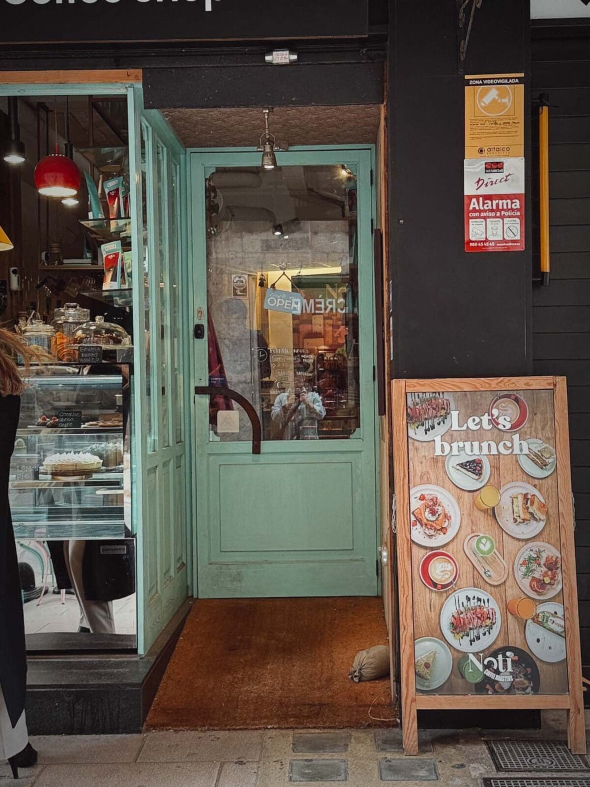 Mallorca Nebensaison cafe noti roesterei 7 | Die Mallorca Nebensaison ist so viel mehr als nur Ballermann, Schinkenstraße und Party-Tourismus! Wie ist das bei euch? Habt ihr bei Mallorca auch zuerst die überfüllten Strände und lauten Bars im Kopf? Dann lasst euch von uns auf eine Reise mitnehmen, die euer Bild von der Lieblingsinsel der Deutschen komplett verändern wird. Wir waren nun schon mehrfach dort und haben bei jedem Besuch tiefere Einblicke in die echte und authentische Seite dieser fantastischen Insel bekommen. Und ganz wichtig: Wir reisen immer in der Mallorca Nebensaison!&nbsp;Das ist der Schlüssel, um die versteckten Schätze wirklich zu erleben.&nbsp; Wir zeigen euch unsere persönlichen Geheimtipps für Restaurants, charmante Orte und einzigartige Läden fernab vom Trubel. Jetzt geht's also los mit jeder Menge Genuss und vielen tollen Erlebnissen.