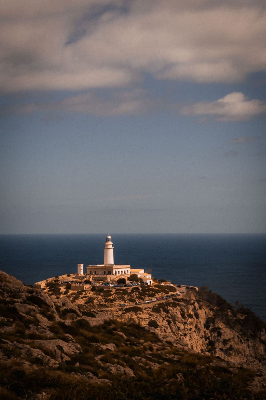 Mallorca2024 004 | Die Mallorca Nebensaison ist so viel mehr als nur Ballermann, Schinkenstraße und Party-Tourismus! Wie ist das bei euch? Habt ihr bei Mallorca auch zuerst die überfüllten Strände und lauten Bars im Kopf? Dann lasst euch von uns auf eine Reise mitnehmen, die euer Bild von der Lieblingsinsel der Deutschen komplett verändern wird. Wir waren nun schon mehrfach dort und haben bei jedem Besuch tiefere Einblicke in die echte und authentische Seite dieser fantastischen Insel bekommen. Und ganz wichtig: Wir reisen immer in der Mallorca Nebensaison!&nbsp;Das ist der Schlüssel, um die versteckten Schätze wirklich zu erleben.&nbsp; Wir zeigen euch unsere persönlichen Geheimtipps für Restaurants, charmante Orte und einzigartige Läden fernab vom Trubel. Jetzt geht's also los mit jeder Menge Genuss und vielen tollen Erlebnissen.