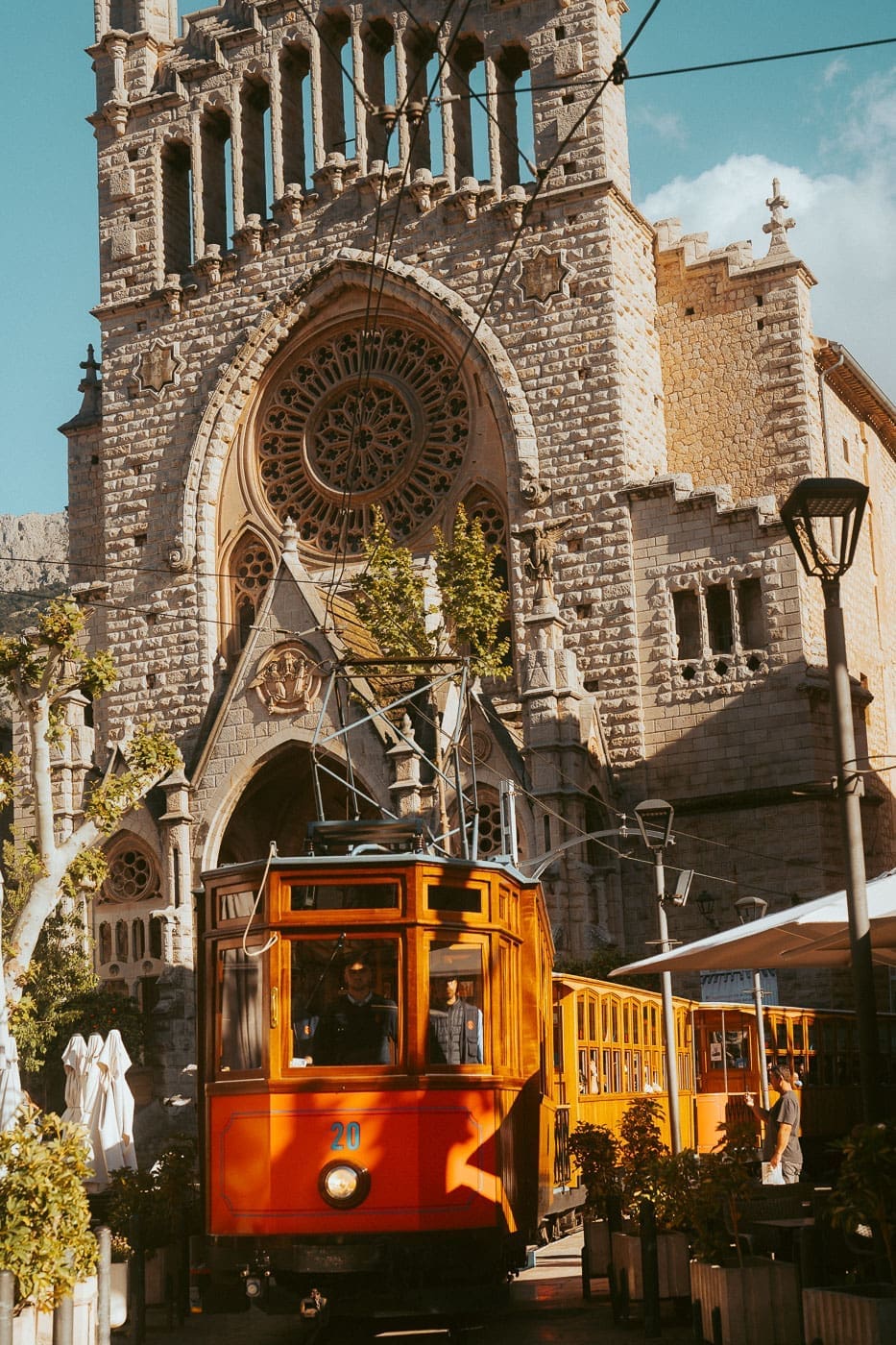 Mallorca2024 014 | Die Mallorca Nebensaison ist so viel mehr als nur Ballermann, Schinkenstraße und Party-Tourismus! Wie ist das bei euch? Habt ihr bei Mallorca auch zuerst die überfüllten Strände und lauten Bars im Kopf? Dann lasst euch von uns auf eine Reise mitnehmen, die euer Bild von der Lieblingsinsel der Deutschen komplett verändern wird. Wir waren nun schon mehrfach dort und haben bei jedem Besuch tiefere Einblicke in die echte und authentische Seite dieser fantastischen Insel bekommen. Und ganz wichtig: Wir reisen immer in der Mallorca Nebensaison!&nbsp;Das ist der Schlüssel, um die versteckten Schätze wirklich zu erleben.&nbsp; Wir zeigen euch unsere persönlichen Geheimtipps für Restaurants, charmante Orte und einzigartige Läden fernab vom Trubel. Jetzt geht's also los mit jeder Menge Genuss und vielen tollen Erlebnissen.