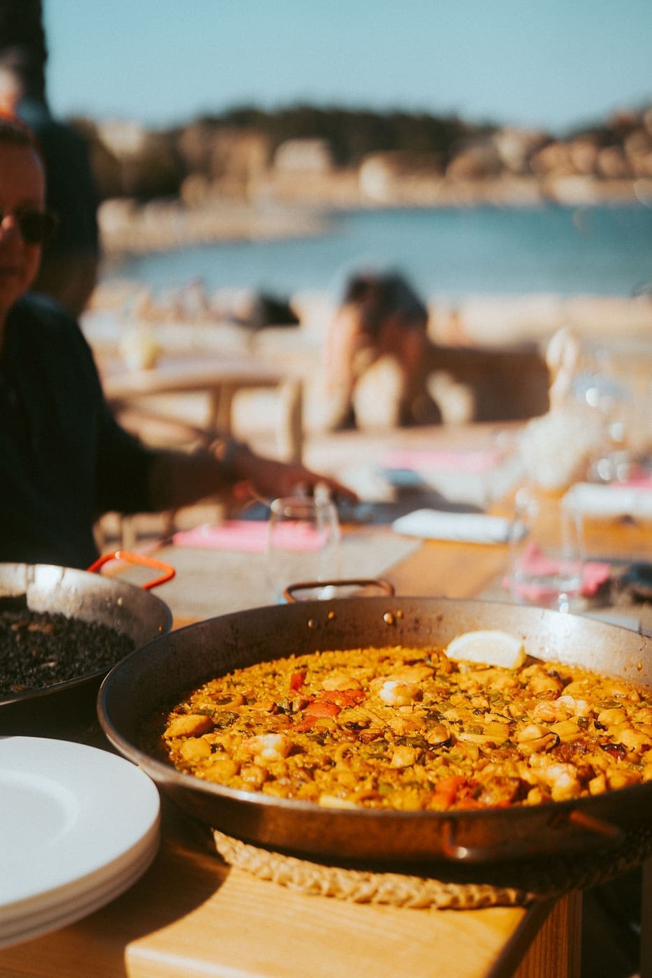 Mallorca2024 019 | Die Mallorca Nebensaison ist so viel mehr als nur Ballermann, Schinkenstraße und Party-Tourismus! Wie ist das bei euch? Habt ihr bei Mallorca auch zuerst die überfüllten Strände und lauten Bars im Kopf? Dann lasst euch von uns auf eine Reise mitnehmen, die euer Bild von der Lieblingsinsel der Deutschen komplett verändern wird. Wir waren nun schon mehrfach dort und haben bei jedem Besuch tiefere Einblicke in die echte und authentische Seite dieser fantastischen Insel bekommen. Und ganz wichtig: Wir reisen immer in der Mallorca Nebensaison!&nbsp;Das ist der Schlüssel, um die versteckten Schätze wirklich zu erleben.&nbsp; Wir zeigen euch unsere persönlichen Geheimtipps für Restaurants, charmante Orte und einzigartige Läden fernab vom Trubel. Jetzt geht's also los mit jeder Menge Genuss und vielen tollen Erlebnissen.