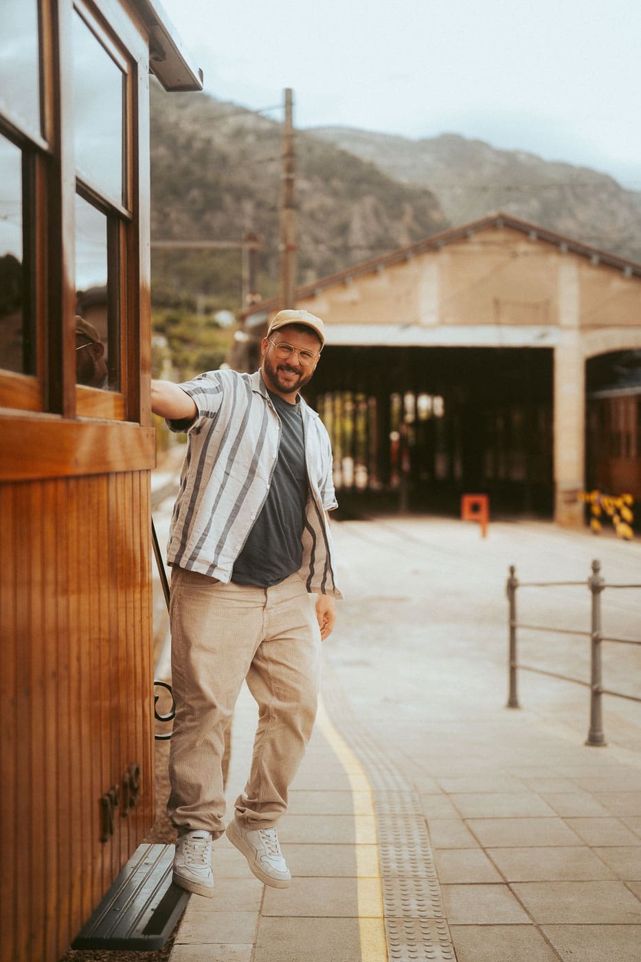 Mallorca2024 040 | Die Mallorca Nebensaison ist so viel mehr als nur Ballermann, Schinkenstraße und Party-Tourismus! Wie ist das bei euch? Habt ihr bei Mallorca auch zuerst die überfüllten Strände und lauten Bars im Kopf? Dann lasst euch von uns auf eine Reise mitnehmen, die euer Bild von der Lieblingsinsel der Deutschen komplett verändern wird. Wir waren nun schon mehrfach dort und haben bei jedem Besuch tiefere Einblicke in die echte und authentische Seite dieser fantastischen Insel bekommen. Und ganz wichtig: Wir reisen immer in der Mallorca Nebensaison!&nbsp;Das ist der Schlüssel, um die versteckten Schätze wirklich zu erleben.&nbsp; Wir zeigen euch unsere persönlichen Geheimtipps für Restaurants, charmante Orte und einzigartige Läden fernab vom Trubel. Jetzt geht's also los mit jeder Menge Genuss und vielen tollen Erlebnissen.