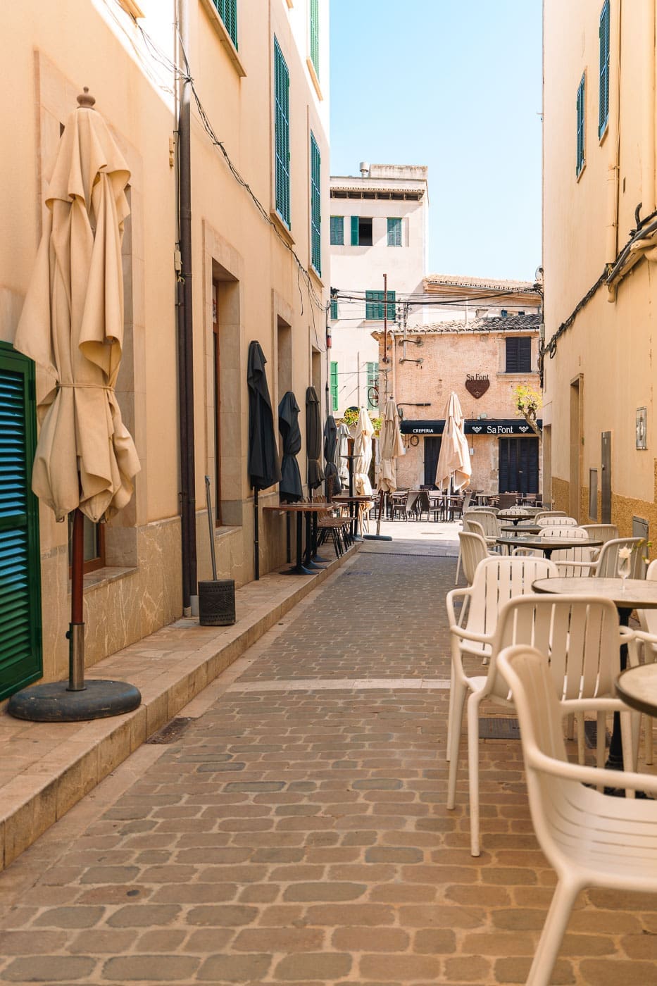 Mallorca2024 121 | Die Mallorca Nebensaison ist so viel mehr als nur Ballermann, Schinkenstraße und Party-Tourismus! Wie ist das bei euch? Habt ihr bei Mallorca auch zuerst die überfüllten Strände und lauten Bars im Kopf? Dann lasst euch von uns auf eine Reise mitnehmen, die euer Bild von der Lieblingsinsel der Deutschen komplett verändern wird. Wir waren nun schon mehrfach dort und haben bei jedem Besuch tiefere Einblicke in die echte und authentische Seite dieser fantastischen Insel bekommen. Und ganz wichtig: Wir reisen immer in der Mallorca Nebensaison!&nbsp;Das ist der Schlüssel, um die versteckten Schätze wirklich zu erleben.&nbsp; Wir zeigen euch unsere persönlichen Geheimtipps für Restaurants, charmante Orte und einzigartige Läden fernab vom Trubel. Jetzt geht's also los mit jeder Menge Genuss und vielen tollen Erlebnissen.