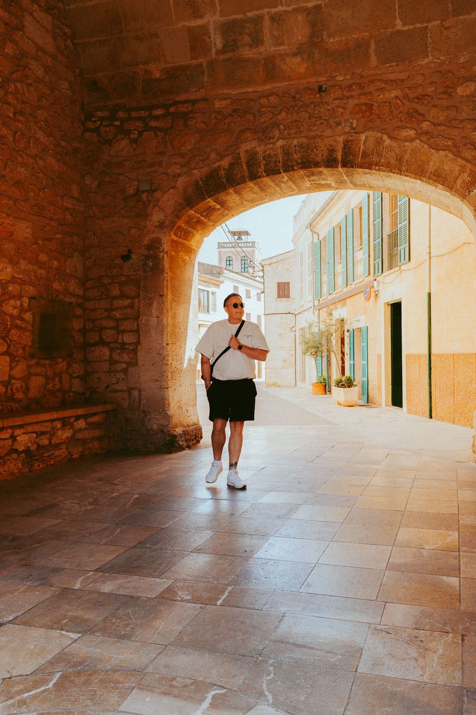 Mallorca2024 128 | Die Mallorca Nebensaison ist so viel mehr als nur Ballermann, Schinkenstraße und Party-Tourismus! Wie ist das bei euch? Habt ihr bei Mallorca auch zuerst die überfüllten Strände und lauten Bars im Kopf? Dann lasst euch von uns auf eine Reise mitnehmen, die euer Bild von der Lieblingsinsel der Deutschen komplett verändern wird. Wir waren nun schon mehrfach dort und haben bei jedem Besuch tiefere Einblicke in die echte und authentische Seite dieser fantastischen Insel bekommen. Und ganz wichtig: Wir reisen immer in der Mallorca Nebensaison!&nbsp;Das ist der Schlüssel, um die versteckten Schätze wirklich zu erleben.&nbsp; Wir zeigen euch unsere persönlichen Geheimtipps für Restaurants, charmante Orte und einzigartige Läden fernab vom Trubel. Jetzt geht's also los mit jeder Menge Genuss und vielen tollen Erlebnissen.