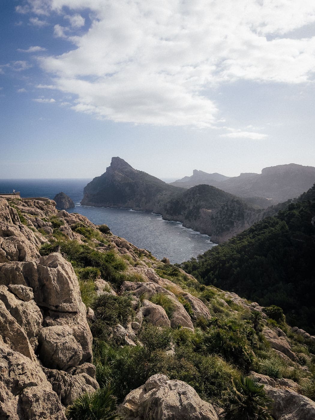 Mallorca2024 171 | Die Mallorca Nebensaison ist so viel mehr als nur Ballermann, Schinkenstraße und Party-Tourismus! Wie ist das bei euch? Habt ihr bei Mallorca auch zuerst die überfüllten Strände und lauten Bars im Kopf? Dann lasst euch von uns auf eine Reise mitnehmen, die euer Bild von der Lieblingsinsel der Deutschen komplett verändern wird. Wir waren nun schon mehrfach dort und haben bei jedem Besuch tiefere Einblicke in die echte und authentische Seite dieser fantastischen Insel bekommen. Und ganz wichtig: Wir reisen immer in der Mallorca Nebensaison!&nbsp;Das ist der Schlüssel, um die versteckten Schätze wirklich zu erleben.&nbsp; Wir zeigen euch unsere persönlichen Geheimtipps für Restaurants, charmante Orte und einzigartige Läden fernab vom Trubel. Jetzt geht's also los mit jeder Menge Genuss und vielen tollen Erlebnissen.