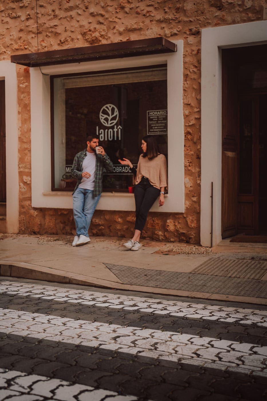 Mallorca2024 172 | Die Mallorca Nebensaison ist so viel mehr als nur Ballermann, Schinkenstraße und Party-Tourismus! Wie ist das bei euch? Habt ihr bei Mallorca auch zuerst die überfüllten Strände und lauten Bars im Kopf? Dann lasst euch von uns auf eine Reise mitnehmen, die euer Bild von der Lieblingsinsel der Deutschen komplett verändern wird. Wir waren nun schon mehrfach dort und haben bei jedem Besuch tiefere Einblicke in die echte und authentische Seite dieser fantastischen Insel bekommen. Und ganz wichtig: Wir reisen immer in der Mallorca Nebensaison!&nbsp;Das ist der Schlüssel, um die versteckten Schätze wirklich zu erleben.&nbsp; Wir zeigen euch unsere persönlichen Geheimtipps für Restaurants, charmante Orte und einzigartige Läden fernab vom Trubel. Jetzt geht's also los mit jeder Menge Genuss und vielen tollen Erlebnissen.