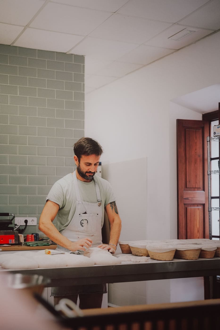 Mallorca2024 173 | Die Mallorca Nebensaison ist so viel mehr als nur Ballermann, Schinkenstraße und Party-Tourismus! Wie ist das bei euch? Habt ihr bei Mallorca auch zuerst die überfüllten Strände und lauten Bars im Kopf? Dann lasst euch von uns auf eine Reise mitnehmen, die euer Bild von der Lieblingsinsel der Deutschen komplett verändern wird. Wir waren nun schon mehrfach dort und haben bei jedem Besuch tiefere Einblicke in die echte und authentische Seite dieser fantastischen Insel bekommen. Und ganz wichtig: Wir reisen immer in der Mallorca Nebensaison!&nbsp;Das ist der Schlüssel, um die versteckten Schätze wirklich zu erleben.&nbsp; Wir zeigen euch unsere persönlichen Geheimtipps für Restaurants, charmante Orte und einzigartige Läden fernab vom Trubel. Jetzt geht's also los mit jeder Menge Genuss und vielen tollen Erlebnissen.