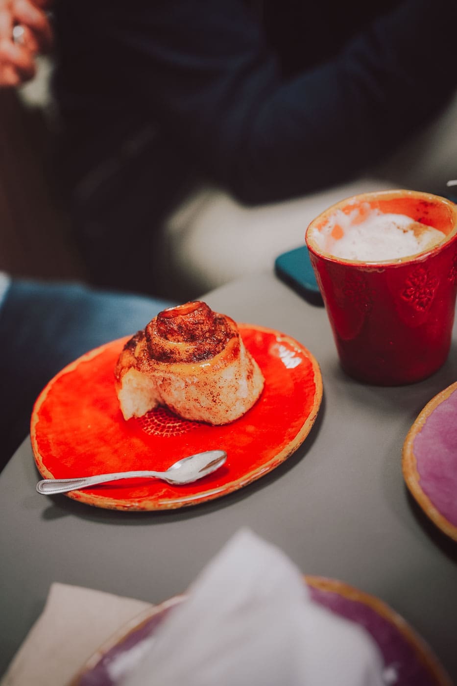 Mallorca2024 174 | Die Mallorca Nebensaison ist so viel mehr als nur Ballermann, Schinkenstraße und Party-Tourismus! Wie ist das bei euch? Habt ihr bei Mallorca auch zuerst die überfüllten Strände und lauten Bars im Kopf? Dann lasst euch von uns auf eine Reise mitnehmen, die euer Bild von der Lieblingsinsel der Deutschen komplett verändern wird. Wir waren nun schon mehrfach dort und haben bei jedem Besuch tiefere Einblicke in die echte und authentische Seite dieser fantastischen Insel bekommen. Und ganz wichtig: Wir reisen immer in der Mallorca Nebensaison!&nbsp;Das ist der Schlüssel, um die versteckten Schätze wirklich zu erleben.&nbsp; Wir zeigen euch unsere persönlichen Geheimtipps für Restaurants, charmante Orte und einzigartige Läden fernab vom Trubel. Jetzt geht's also los mit jeder Menge Genuss und vielen tollen Erlebnissen.