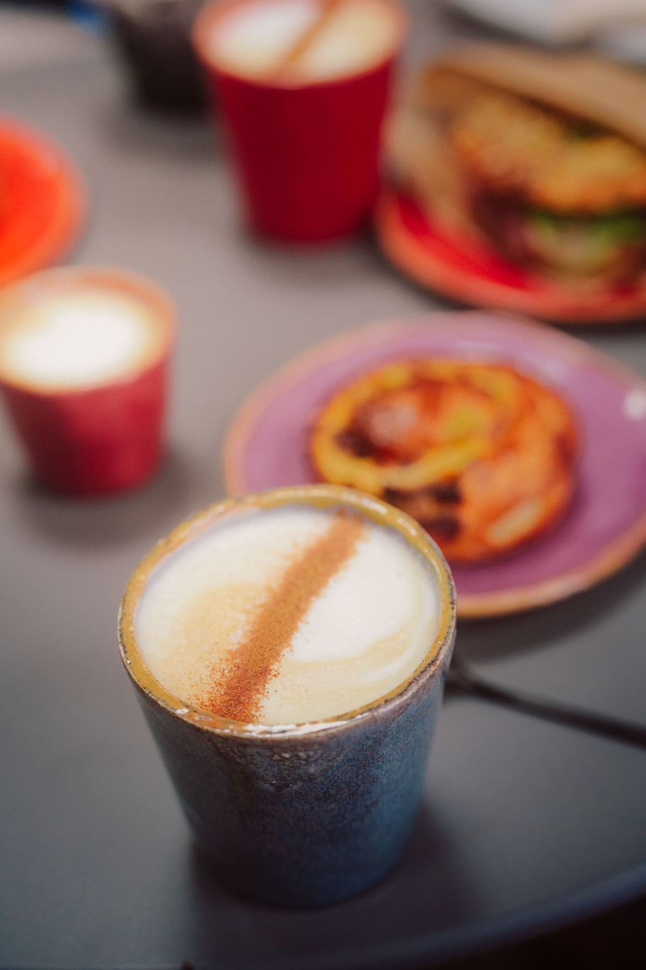 Mallorca2024 176 | Die Mallorca Nebensaison ist so viel mehr als nur Ballermann, Schinkenstraße und Party-Tourismus! Wie ist das bei euch? Habt ihr bei Mallorca auch zuerst die überfüllten Strände und lauten Bars im Kopf? Dann lasst euch von uns auf eine Reise mitnehmen, die euer Bild von der Lieblingsinsel der Deutschen komplett verändern wird. Wir waren nun schon mehrfach dort und haben bei jedem Besuch tiefere Einblicke in die echte und authentische Seite dieser fantastischen Insel bekommen. Und ganz wichtig: Wir reisen immer in der Mallorca Nebensaison!&nbsp;Das ist der Schlüssel, um die versteckten Schätze wirklich zu erleben.&nbsp; Wir zeigen euch unsere persönlichen Geheimtipps für Restaurants, charmante Orte und einzigartige Läden fernab vom Trubel. Jetzt geht's also los mit jeder Menge Genuss und vielen tollen Erlebnissen.