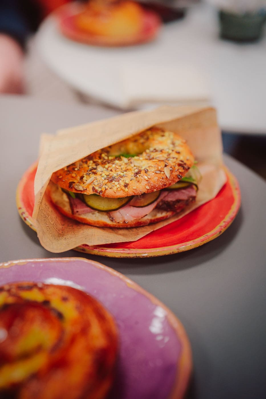 Mallorca2024 177 | Die Mallorca Nebensaison ist so viel mehr als nur Ballermann, Schinkenstraße und Party-Tourismus! Wie ist das bei euch? Habt ihr bei Mallorca auch zuerst die überfüllten Strände und lauten Bars im Kopf? Dann lasst euch von uns auf eine Reise mitnehmen, die euer Bild von der Lieblingsinsel der Deutschen komplett verändern wird. Wir waren nun schon mehrfach dort und haben bei jedem Besuch tiefere Einblicke in die echte und authentische Seite dieser fantastischen Insel bekommen. Und ganz wichtig: Wir reisen immer in der Mallorca Nebensaison!&nbsp;Das ist der Schlüssel, um die versteckten Schätze wirklich zu erleben.&nbsp; Wir zeigen euch unsere persönlichen Geheimtipps für Restaurants, charmante Orte und einzigartige Läden fernab vom Trubel. Jetzt geht's also los mit jeder Menge Genuss und vielen tollen Erlebnissen.