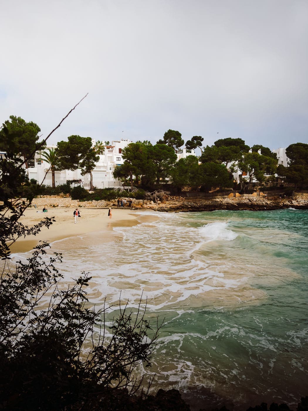 Mallorca2025 061 | Die Mallorca Nebensaison ist so viel mehr als nur Ballermann, Schinkenstraße und Party-Tourismus! Wie ist das bei euch? Habt ihr bei Mallorca auch zuerst die überfüllten Strände und lauten Bars im Kopf? Dann lasst euch von uns auf eine Reise mitnehmen, die euer Bild von der Lieblingsinsel der Deutschen komplett verändern wird. Wir waren nun schon mehrfach dort und haben bei jedem Besuch tiefere Einblicke in die echte und authentische Seite dieser fantastischen Insel bekommen. Und ganz wichtig: Wir reisen immer in der Mallorca Nebensaison!&nbsp;Das ist der Schlüssel, um die versteckten Schätze wirklich zu erleben.&nbsp; Wir zeigen euch unsere persönlichen Geheimtipps für Restaurants, charmante Orte und einzigartige Läden fernab vom Trubel. Jetzt geht's also los mit jeder Menge Genuss und vielen tollen Erlebnissen.