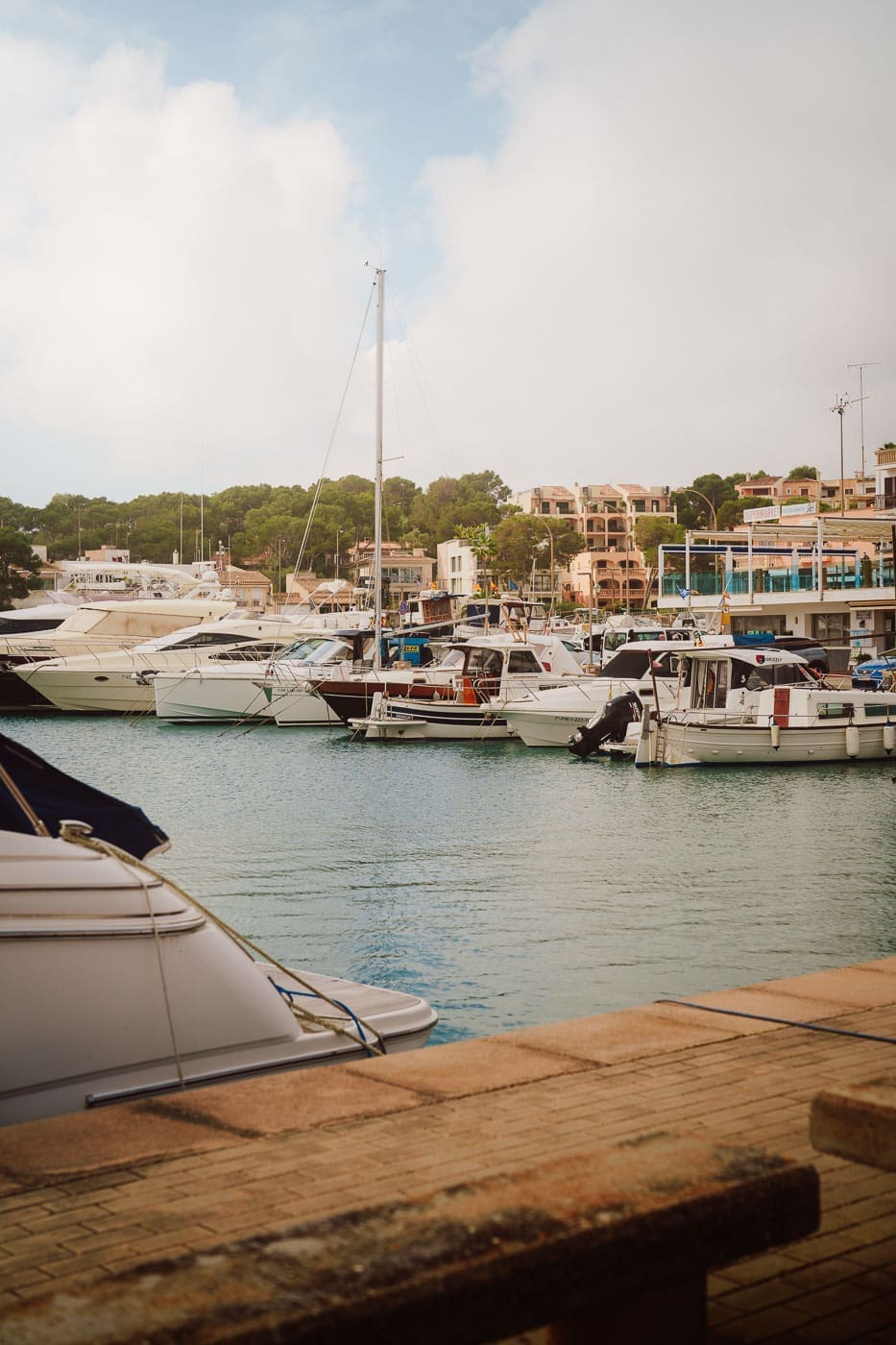 Mallorca2025 080 | Die Mallorca Nebensaison ist so viel mehr als nur Ballermann, Schinkenstraße und Party-Tourismus! Wie ist das bei euch? Habt ihr bei Mallorca auch zuerst die überfüllten Strände und lauten Bars im Kopf? Dann lasst euch von uns auf eine Reise mitnehmen, die euer Bild von der Lieblingsinsel der Deutschen komplett verändern wird. Wir waren nun schon mehrfach dort und haben bei jedem Besuch tiefere Einblicke in die echte und authentische Seite dieser fantastischen Insel bekommen. Und ganz wichtig: Wir reisen immer in der Mallorca Nebensaison!&nbsp;Das ist der Schlüssel, um die versteckten Schätze wirklich zu erleben.&nbsp; Wir zeigen euch unsere persönlichen Geheimtipps für Restaurants, charmante Orte und einzigartige Läden fernab vom Trubel. Jetzt geht's also los mit jeder Menge Genuss und vielen tollen Erlebnissen.