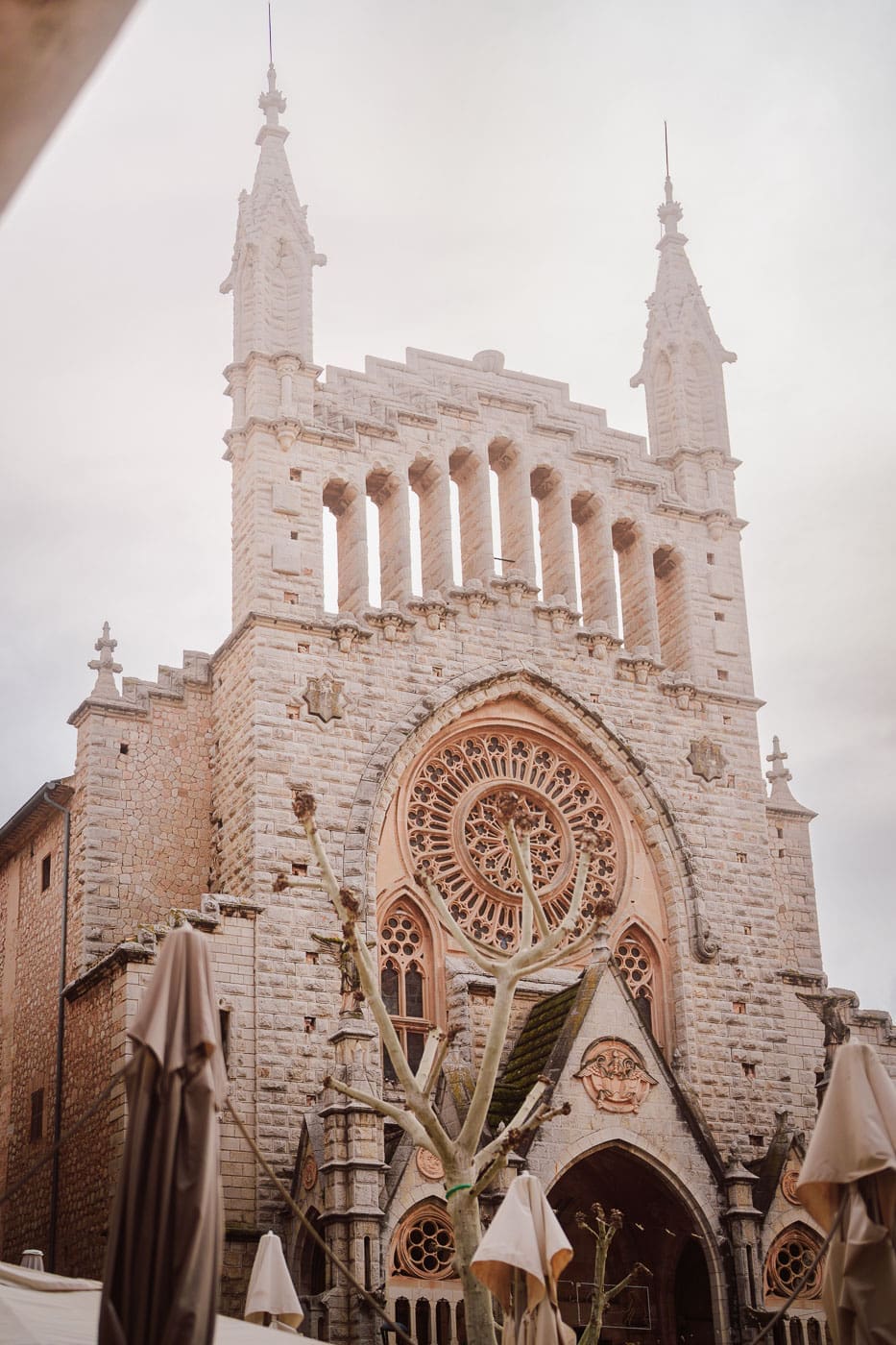 Mallorca2025 120 | Die Mallorca Nebensaison ist so viel mehr als nur Ballermann, Schinkenstraße und Party-Tourismus! Wie ist das bei euch? Habt ihr bei Mallorca auch zuerst die überfüllten Strände und lauten Bars im Kopf? Dann lasst euch von uns auf eine Reise mitnehmen, die euer Bild von der Lieblingsinsel der Deutschen komplett verändern wird. Wir waren nun schon mehrfach dort und haben bei jedem Besuch tiefere Einblicke in die echte und authentische Seite dieser fantastischen Insel bekommen. Und ganz wichtig: Wir reisen immer in der Mallorca Nebensaison!&nbsp;Das ist der Schlüssel, um die versteckten Schätze wirklich zu erleben.&nbsp; Wir zeigen euch unsere persönlichen Geheimtipps für Restaurants, charmante Orte und einzigartige Läden fernab vom Trubel. Jetzt geht's also los mit jeder Menge Genuss und vielen tollen Erlebnissen.