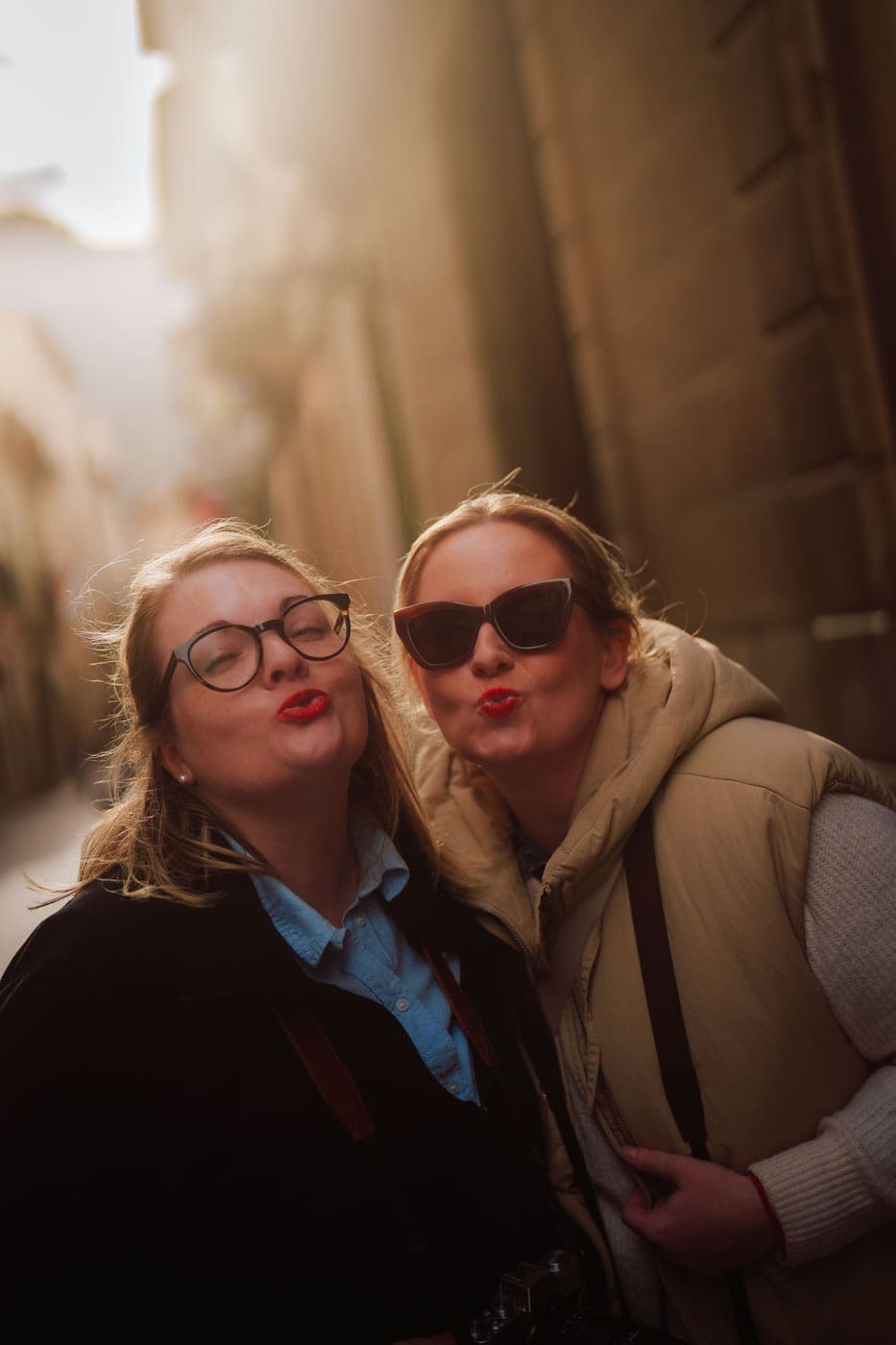 Mallorca2025 127 | Die Mallorca Nebensaison ist so viel mehr als nur Ballermann, Schinkenstraße und Party-Tourismus! Wie ist das bei euch? Habt ihr bei Mallorca auch zuerst die überfüllten Strände und lauten Bars im Kopf? Dann lasst euch von uns auf eine Reise mitnehmen, die euer Bild von der Lieblingsinsel der Deutschen komplett verändern wird. Wir waren nun schon mehrfach dort und haben bei jedem Besuch tiefere Einblicke in die echte und authentische Seite dieser fantastischen Insel bekommen. Und ganz wichtig: Wir reisen immer in der Mallorca Nebensaison!&nbsp;Das ist der Schlüssel, um die versteckten Schätze wirklich zu erleben.&nbsp; Wir zeigen euch unsere persönlichen Geheimtipps für Restaurants, charmante Orte und einzigartige Läden fernab vom Trubel. Jetzt geht's also los mit jeder Menge Genuss und vielen tollen Erlebnissen.