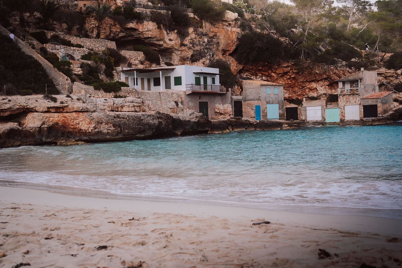 Mallorca2025 143 | Die Mallorca Nebensaison ist so viel mehr als nur Ballermann, Schinkenstraße und Party-Tourismus! Wie ist das bei euch? Habt ihr bei Mallorca auch zuerst die überfüllten Strände und lauten Bars im Kopf? Dann lasst euch von uns auf eine Reise mitnehmen, die euer Bild von der Lieblingsinsel der Deutschen komplett verändern wird. Wir waren nun schon mehrfach dort und haben bei jedem Besuch tiefere Einblicke in die echte und authentische Seite dieser fantastischen Insel bekommen. Und ganz wichtig: Wir reisen immer in der Mallorca Nebensaison!&nbsp;Das ist der Schlüssel, um die versteckten Schätze wirklich zu erleben.&nbsp; Wir zeigen euch unsere persönlichen Geheimtipps für Restaurants, charmante Orte und einzigartige Läden fernab vom Trubel. Jetzt geht's also los mit jeder Menge Genuss und vielen tollen Erlebnissen.